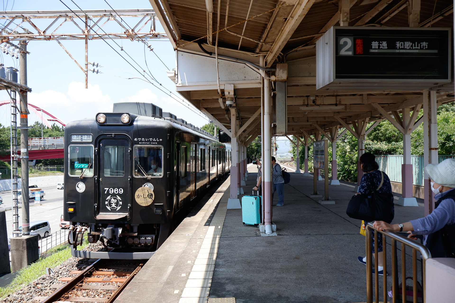 難波方面から和歌山港まで直通する列車は少なく、和歌山港～和歌山市間は折り返し運転が大半。乗り換えの手間と所要時間を増やしてしまっているが、輸送需要を考えるといたしかたないか