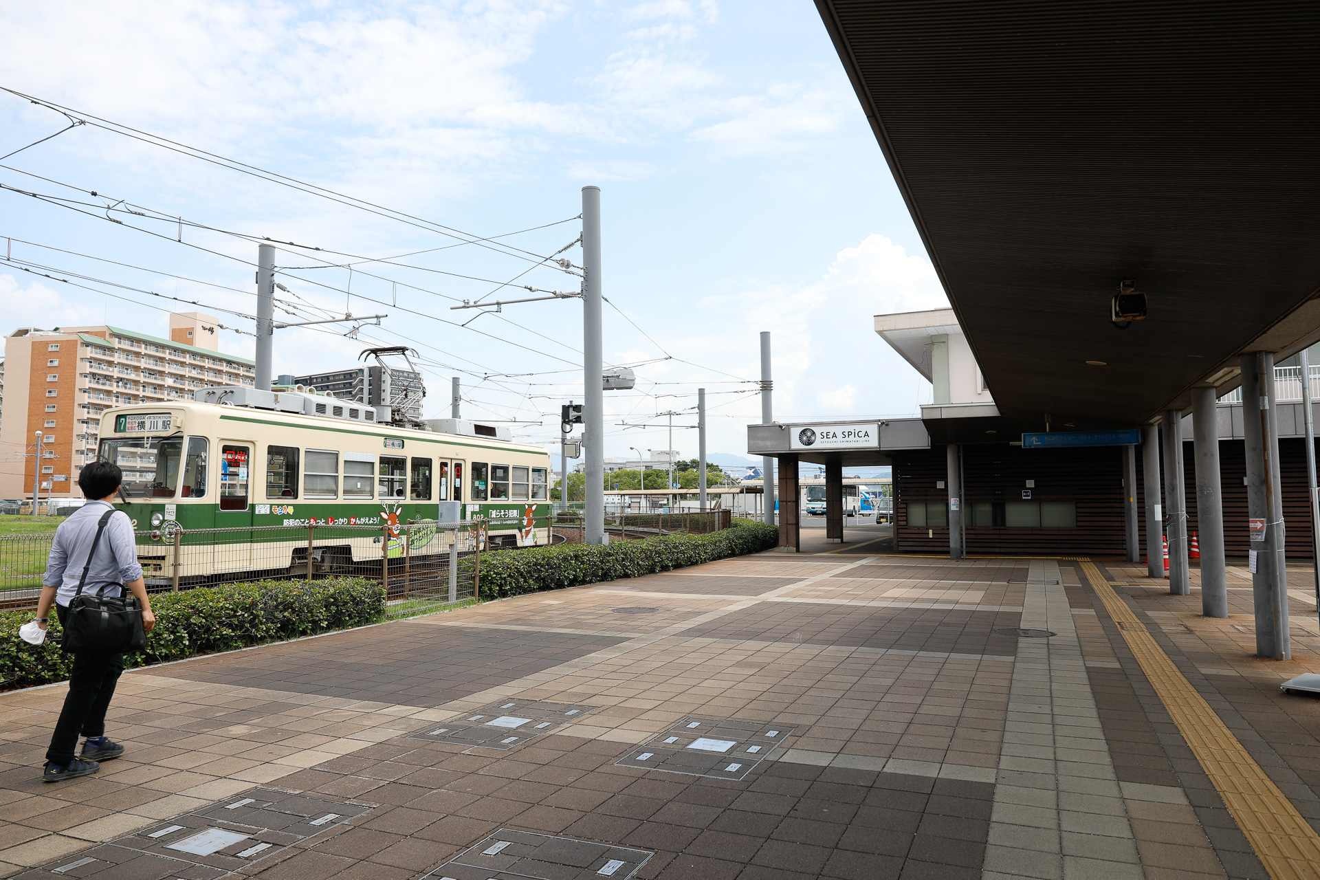 電停とフェリーのターミナルは直結しているが、乗り場によってはいくらか歩くことになる