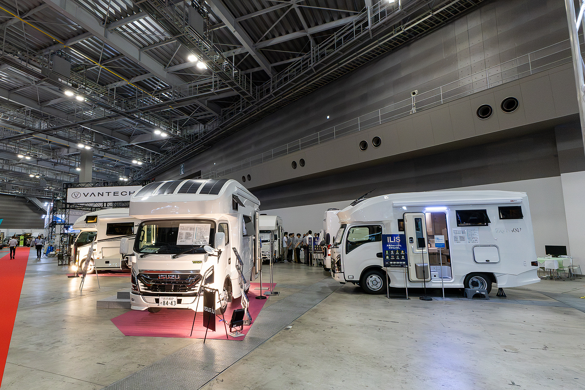 一番人気はハイエースなどをベースにするバンコンだが、ベース車両の供給が不十分なことから、大きめのキャブコンを検討するユーザーも増えてきている。また、キャブコンを検討する層にはバンコンからの乗り換えもあるそうだ