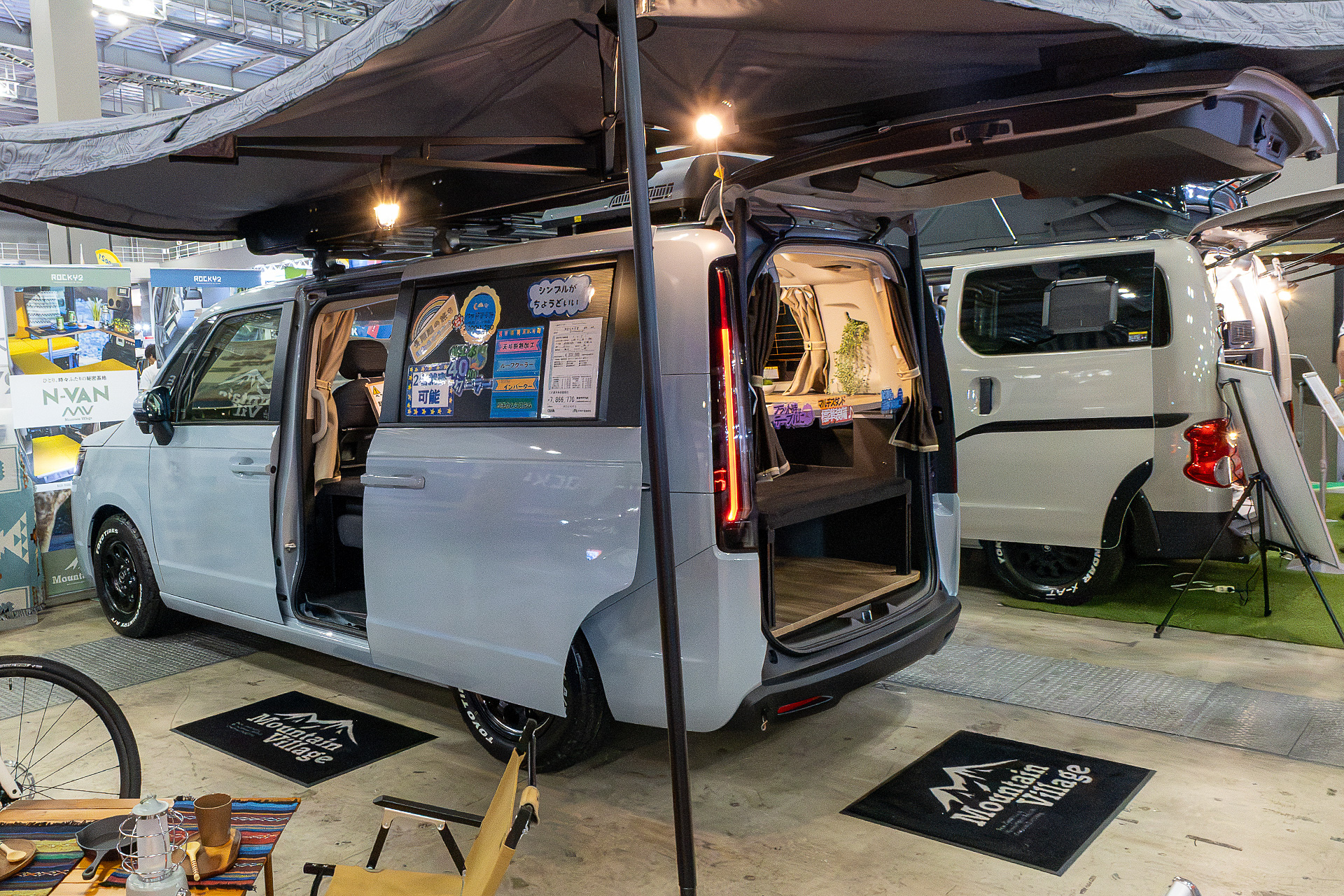 ロッキー2というメーカーの「STEP WGN MV」。電源を含めた車中泊仕様のスタンダードと言える車両で価格は622万円