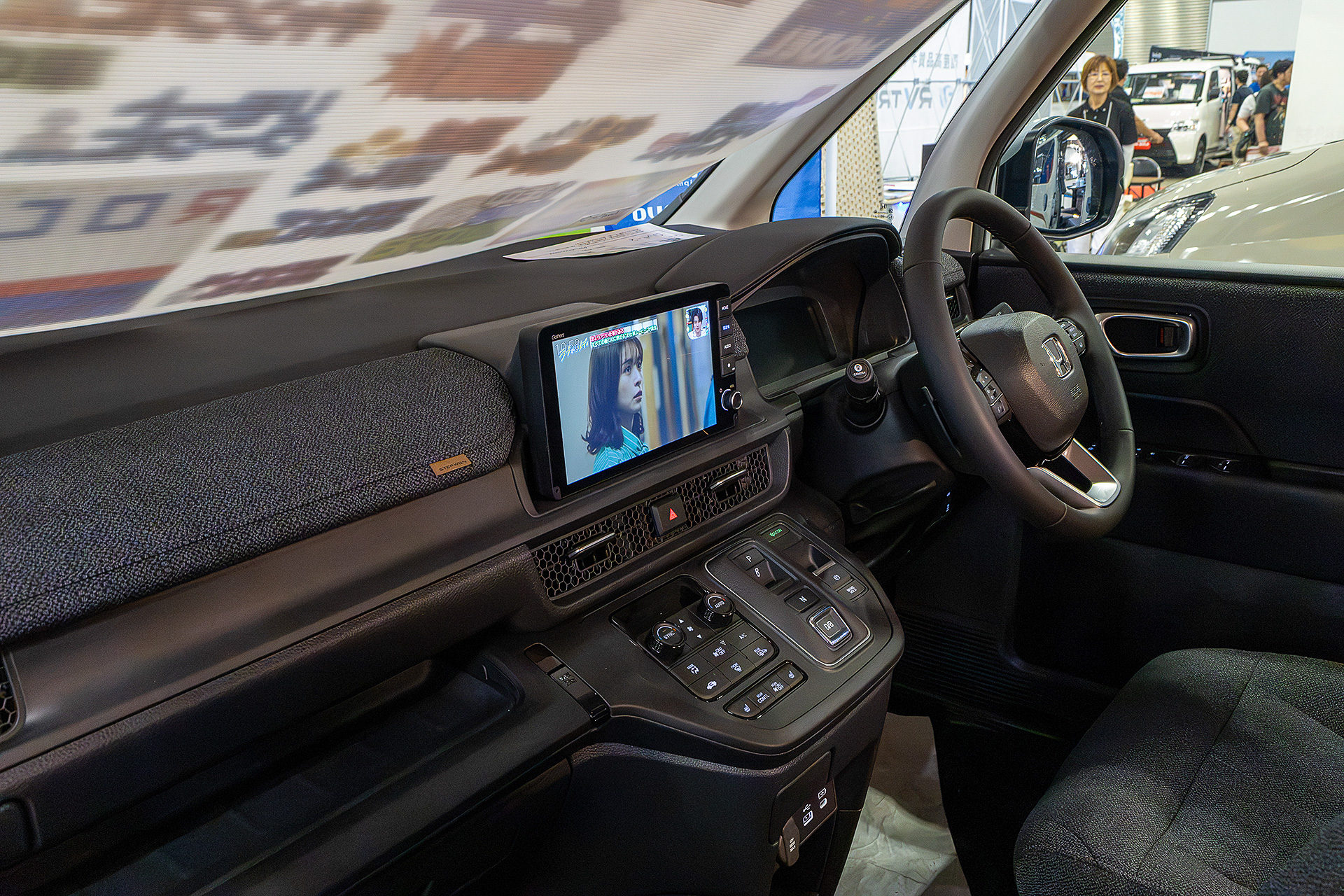 最新ミニバンは予防安全機能や運転支援機能が充実している。特に先行車追従機能付きオートクルーズやレーンキープアシストは、長距離運転の疲労を大幅に軽減する