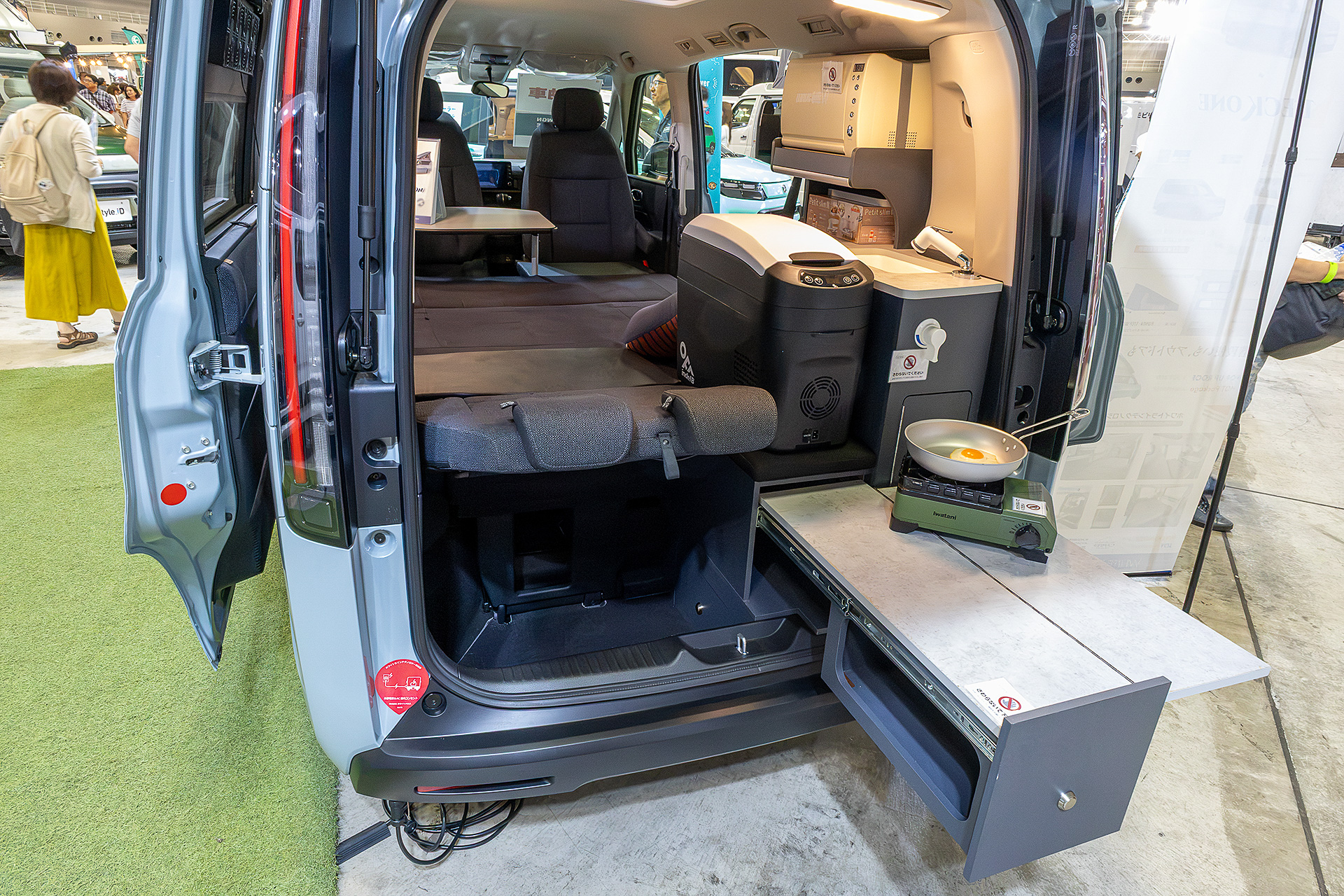 ベッドモード。運転席は向きが180度回転できるスイベルシート。家具は専用品で、冷蔵庫や電子レンジを装備する