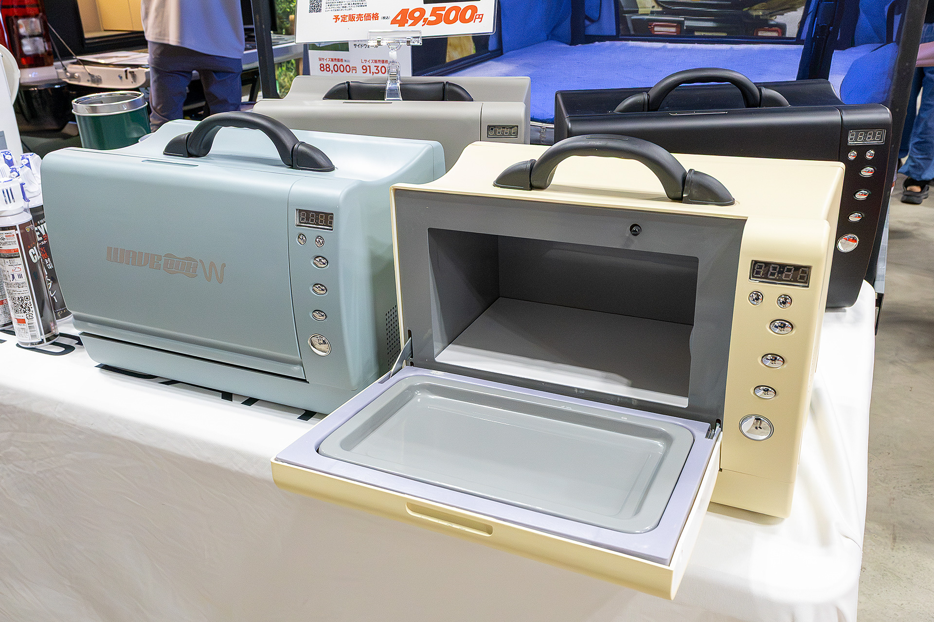 AC電源だけでなくDC電源も使えるポータブル電子レンジ「ウェーブボックス」。車中泊とキャンプギアの専門ショップ「コイズミダイレクト」で取り扱っている。価格は4万9500円。取っ手がついているところも特徴だ