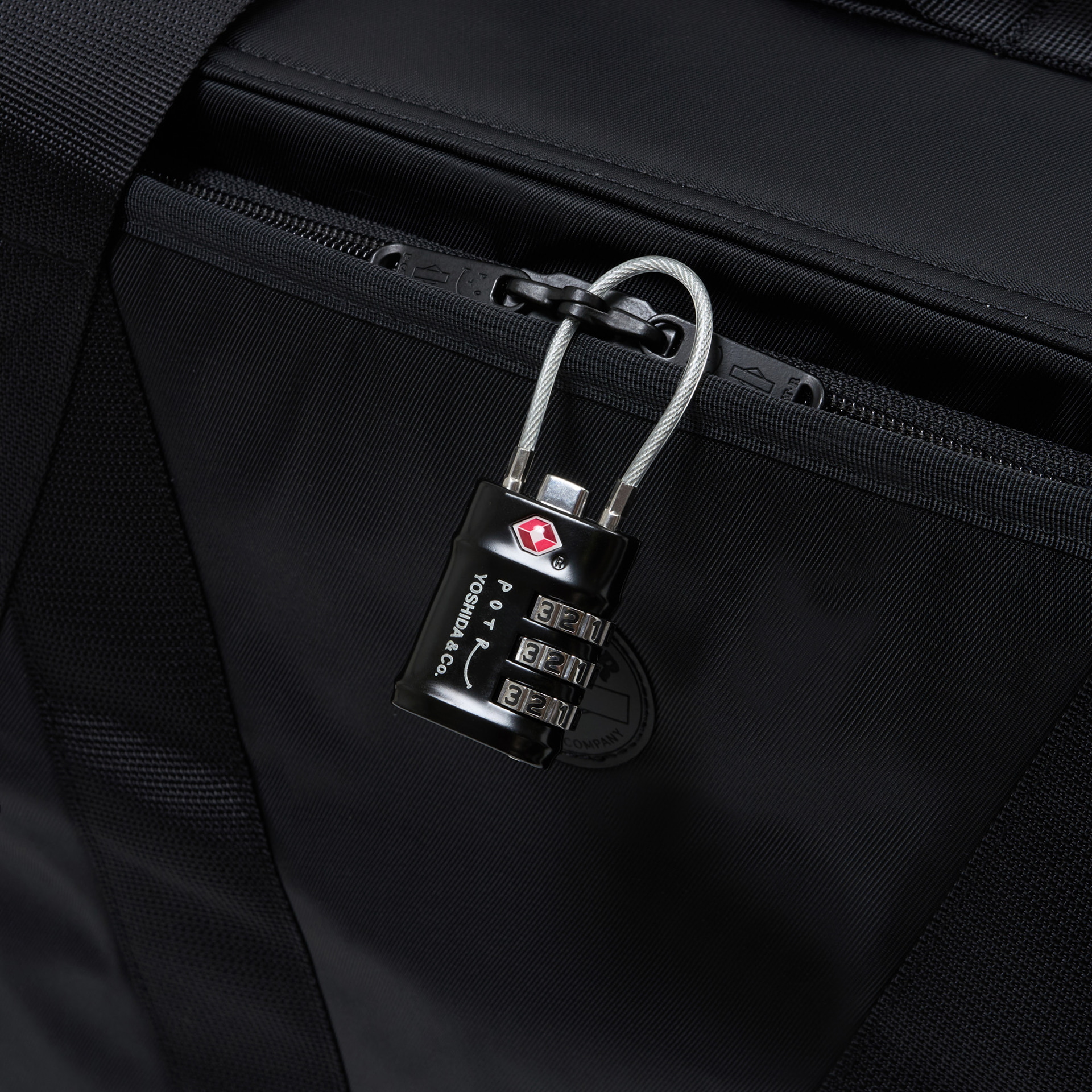 ファスナーに取り付けできるオリジナルのTS-LOCKが付属
