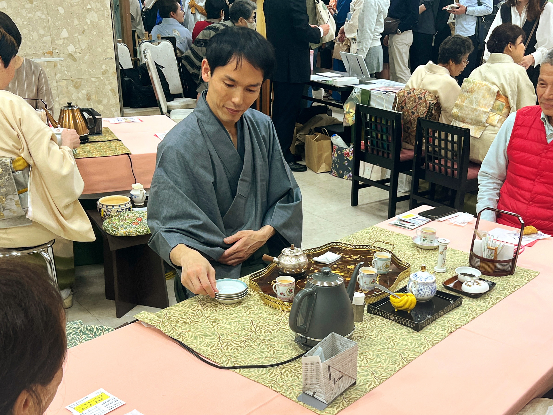 静岡伊勢丹で開催された茶会にて、和紅茶点前をしている様子