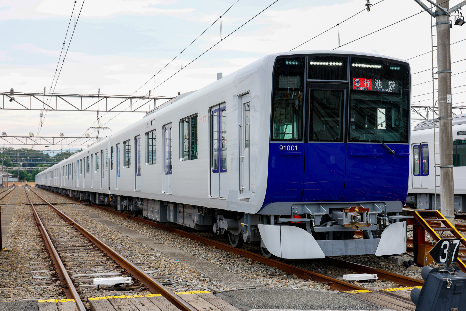 池袋方から見た90000系の外観。前面の青は、以前から東武で用いられている「フューチャーブルー」を塗装したもの
