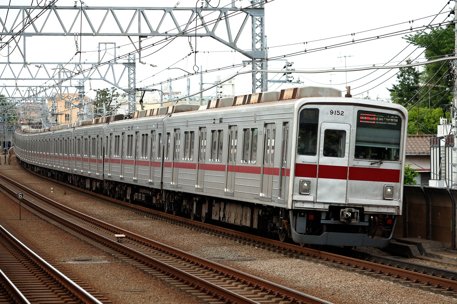 こちらはマイナーチェンジ車の9050型。2編成が稼働している