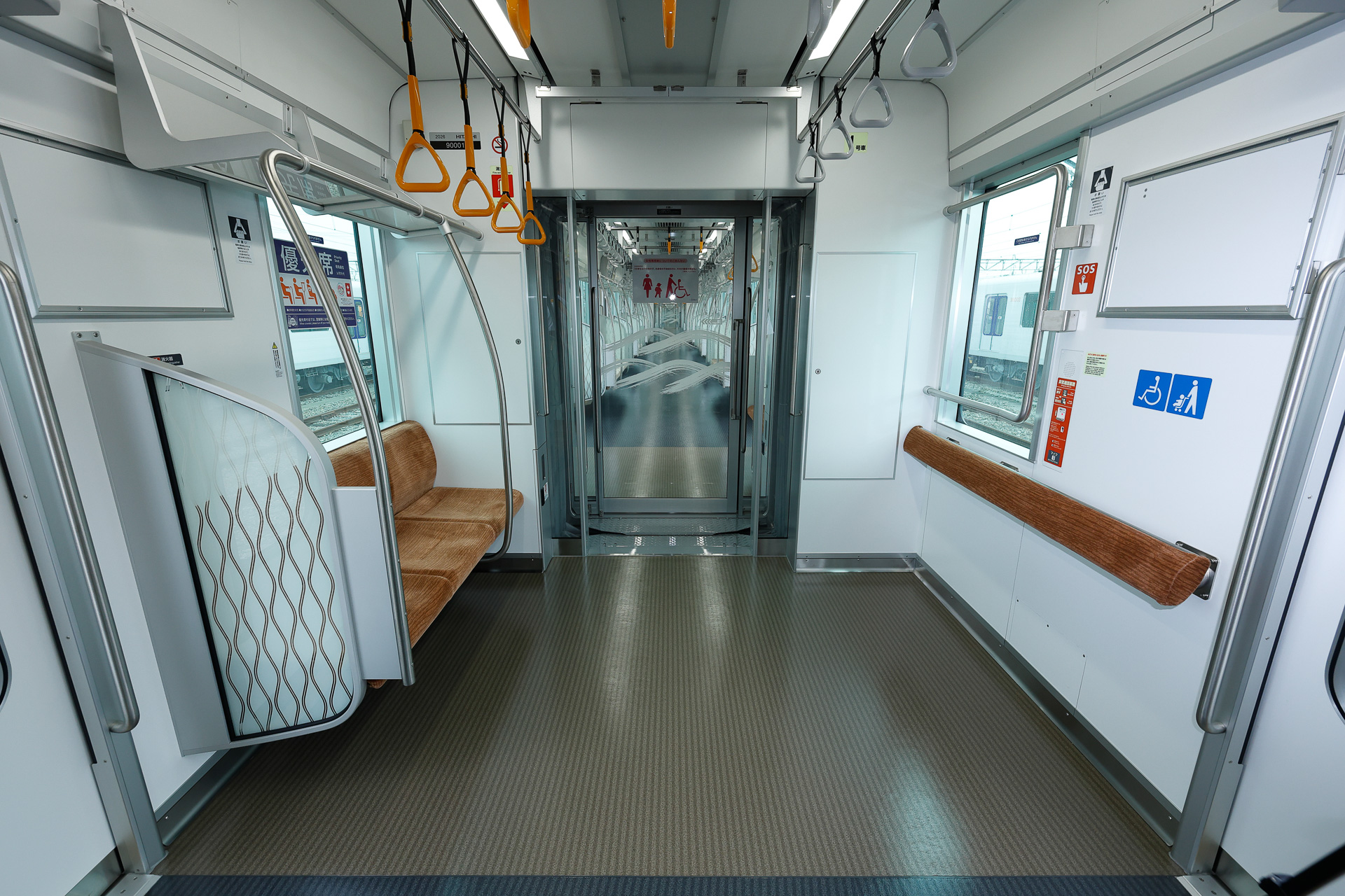 各車の車端部にある優先席・フリースペースの部分は、床敷物の柄が異なる。ここも波模様にはなっていない