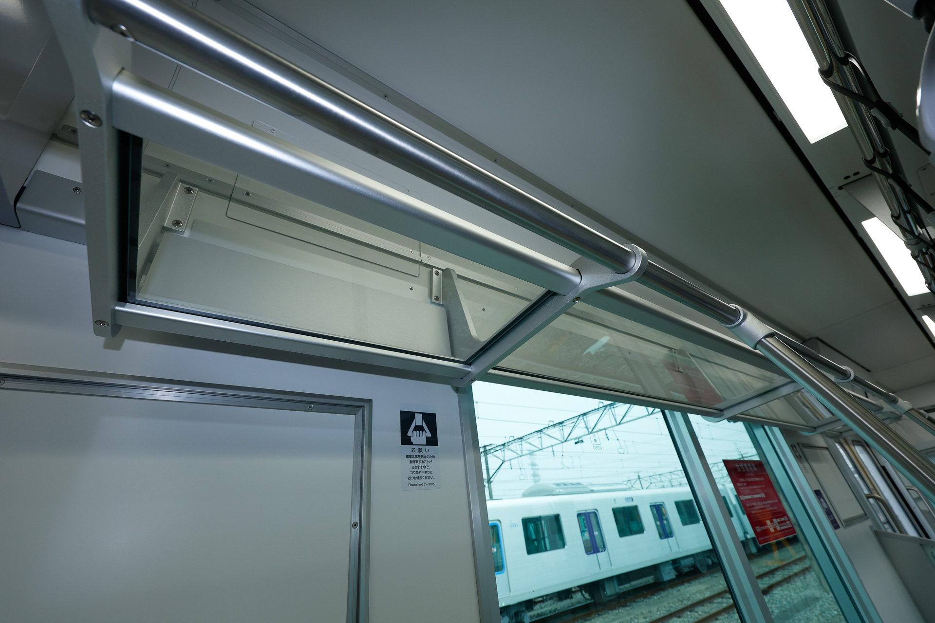 荷棚はガラス製で、下から見上げたときに荷物の有無が分かりやすい。つまり忘れ物がないかどうかの確認をしやすい