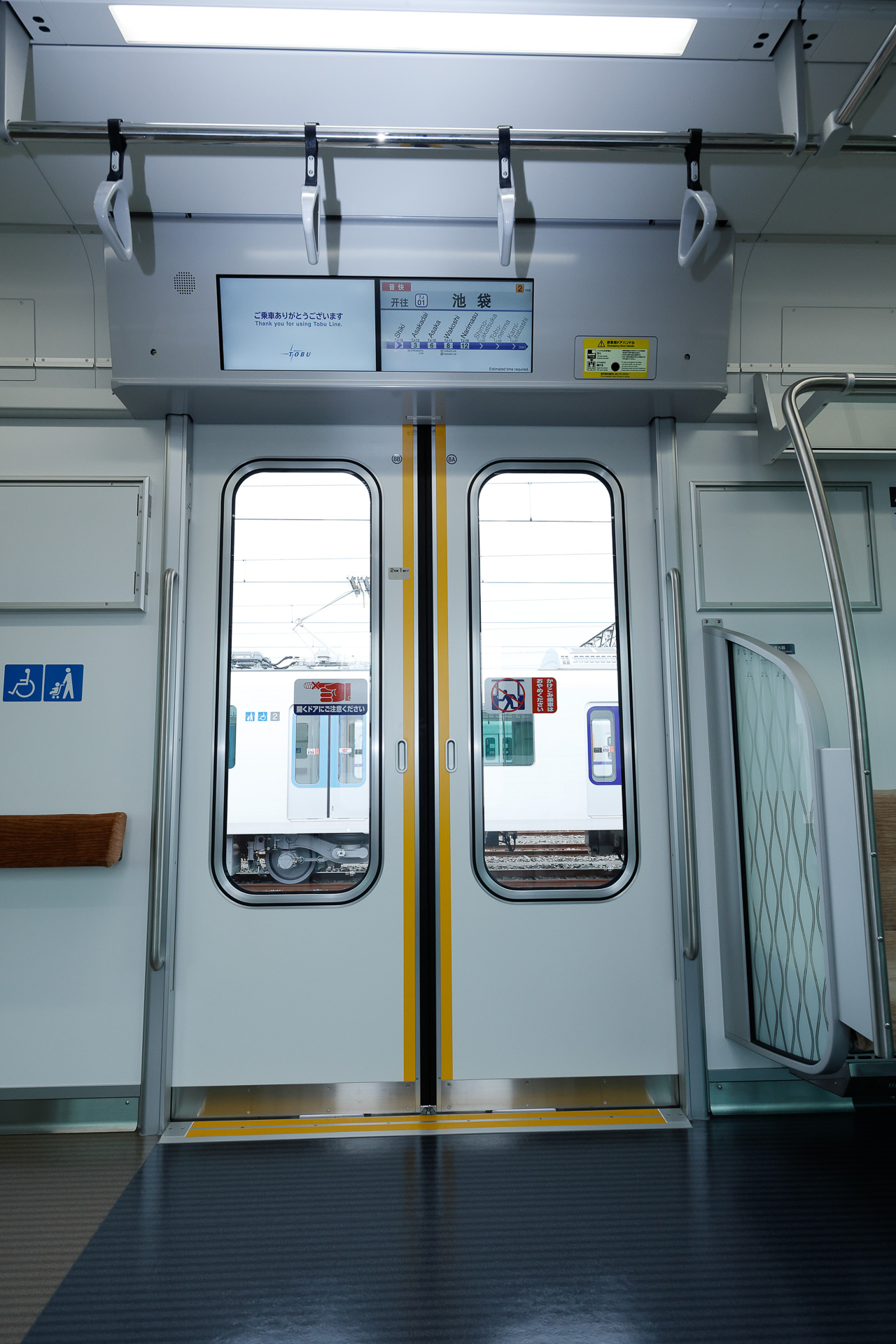 側扉の上部には、液晶ディスプレイを使用する車内情報表示装置を設置。利便性だけでなく、バリアフリーの観点から見ても有用な設備である。17インチのものが2画面ある