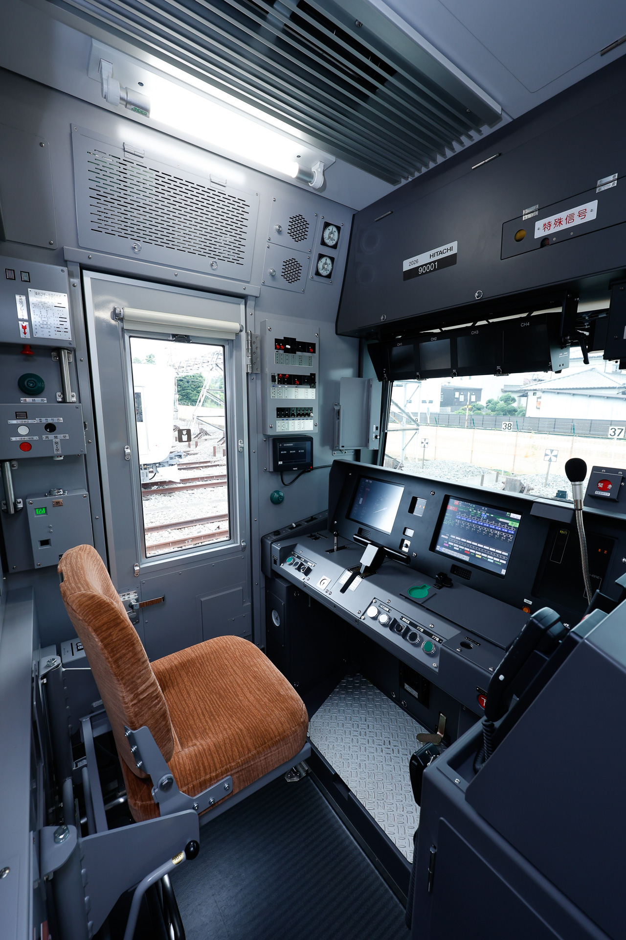 運転台。運転士の前上方に4画面あるディスプレイは、可動式ホーム柵を設置している駅で、乗降状況確認用カメラの映像を表示するもの