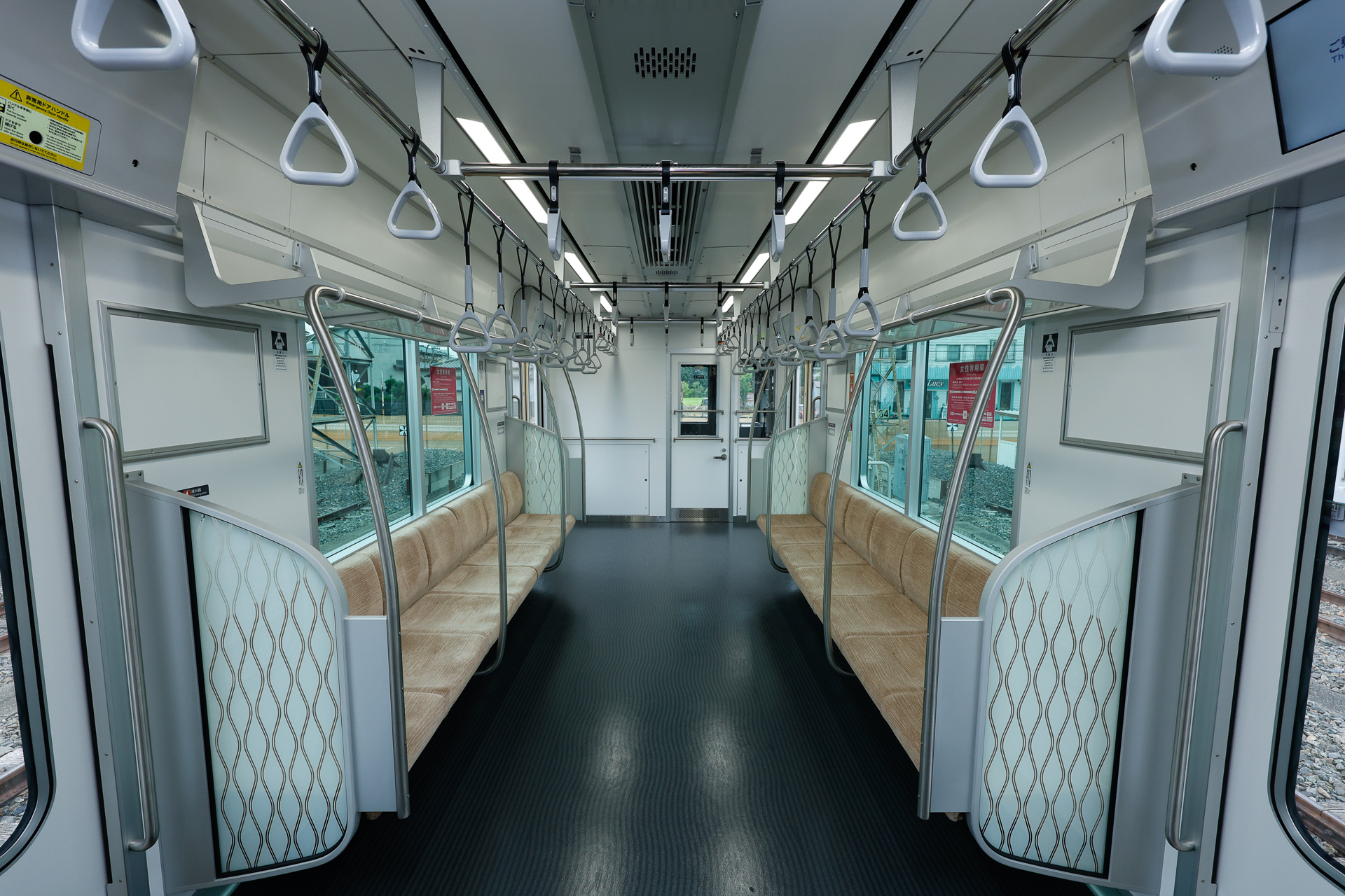 運転台に設置する機器が増えるのは昨今の趨勢で、そのため仕切壁は窓が少ない