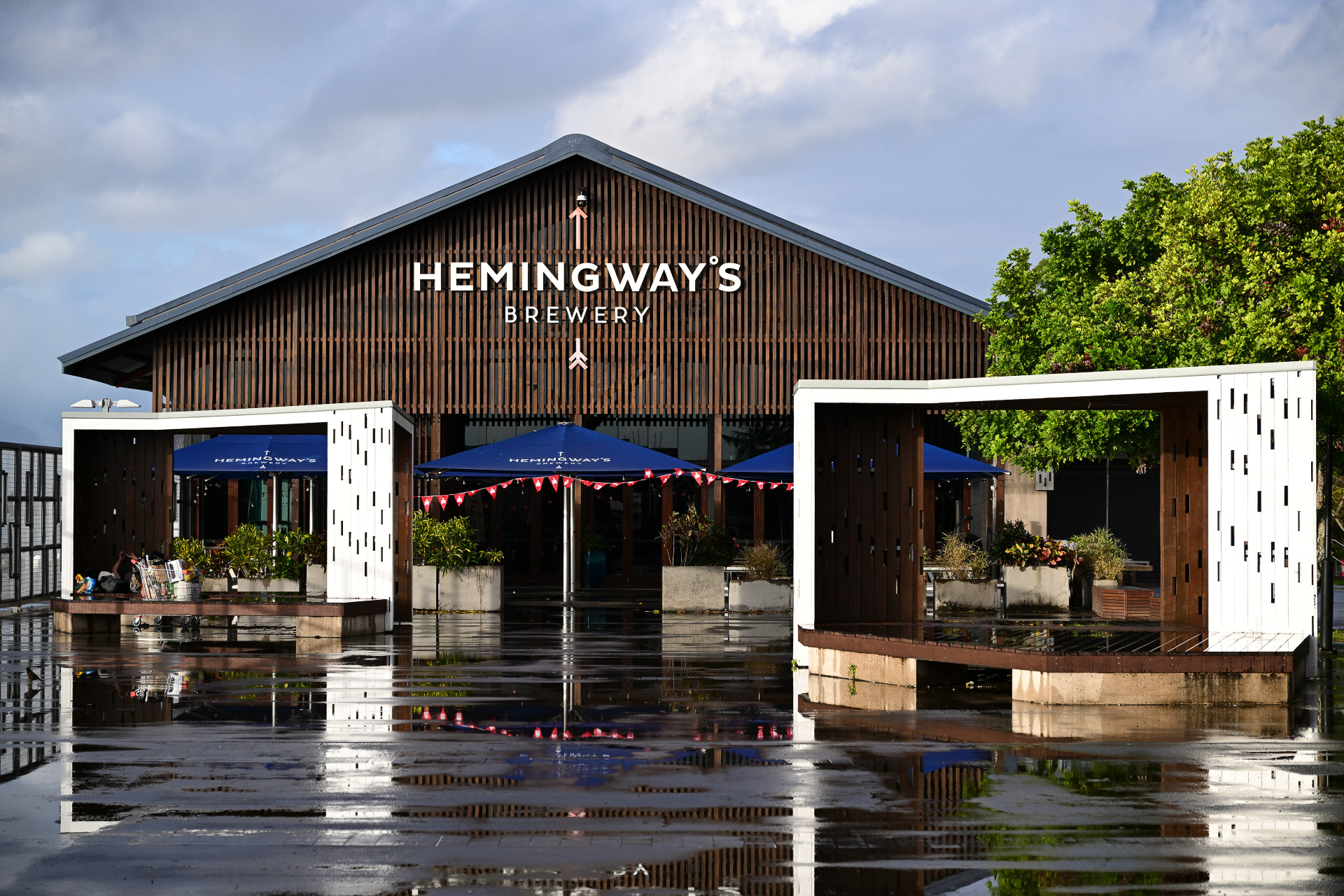 Hemingway's Brewery Cairns Wharf。トリニティ・インレットを望むウォーターフロントのクラフトブリュワリー