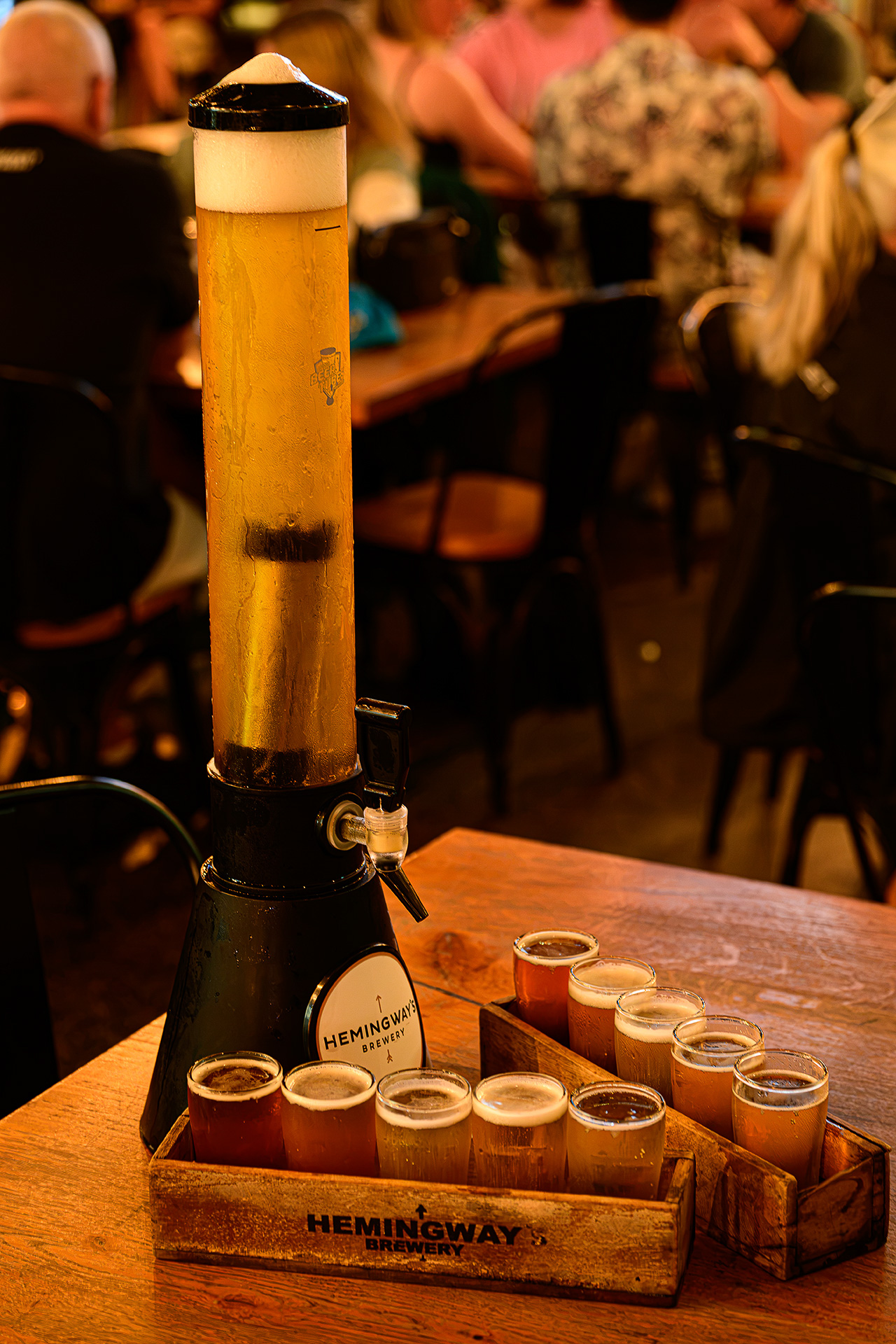 ビールタワーと「Tasting Paddles」。複数のクラフトビールを少しずつ試しながら、好みの1杯を探せる