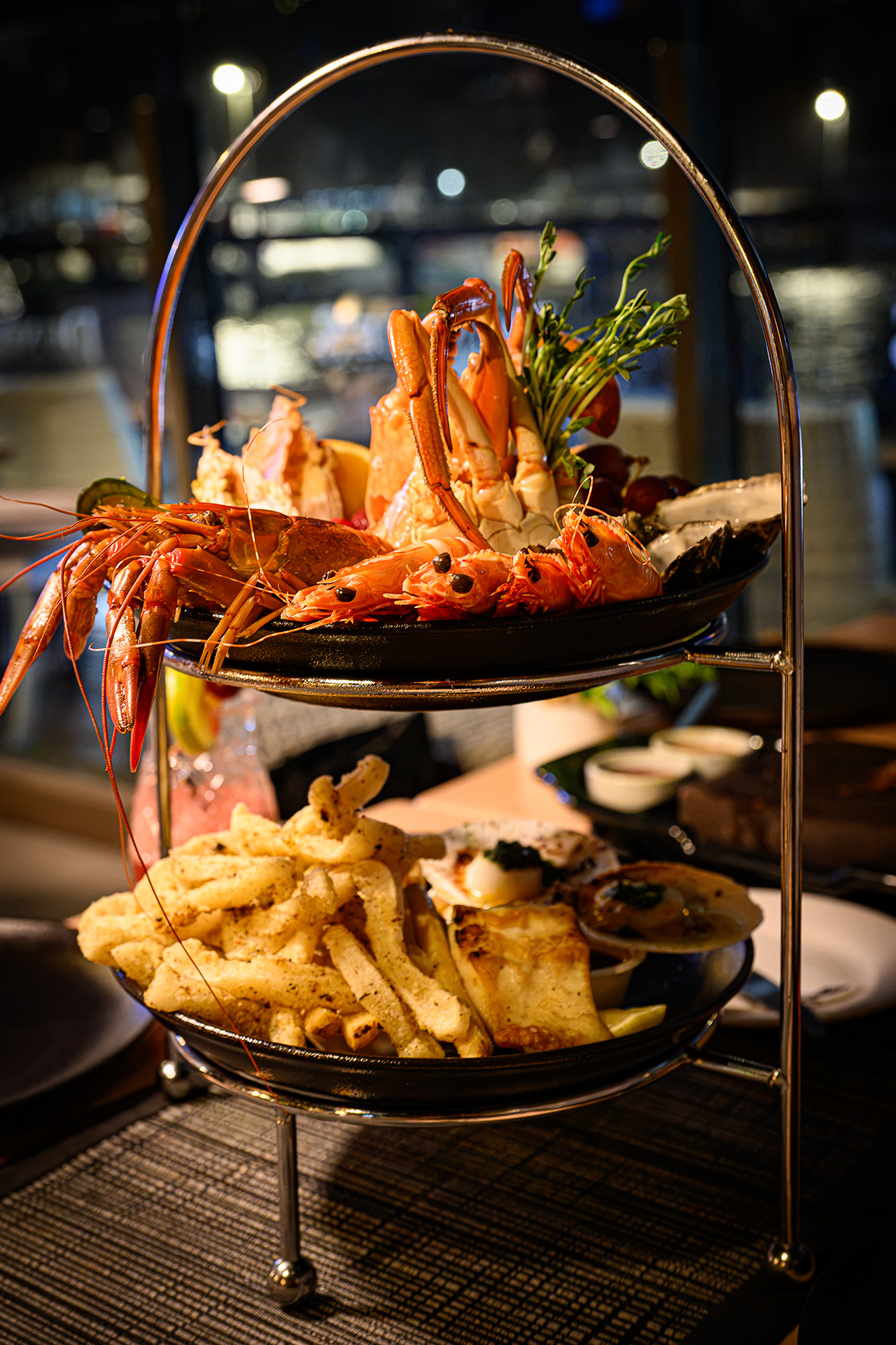 Dundee'sの名物料理、「Dundee's Seafood Tower」。マッドクラブ、海老、ムール貝、生牡蠣、バラマンディ、ホタテ、カラマリなど豊富な魚介類を盛り込んだメニュー