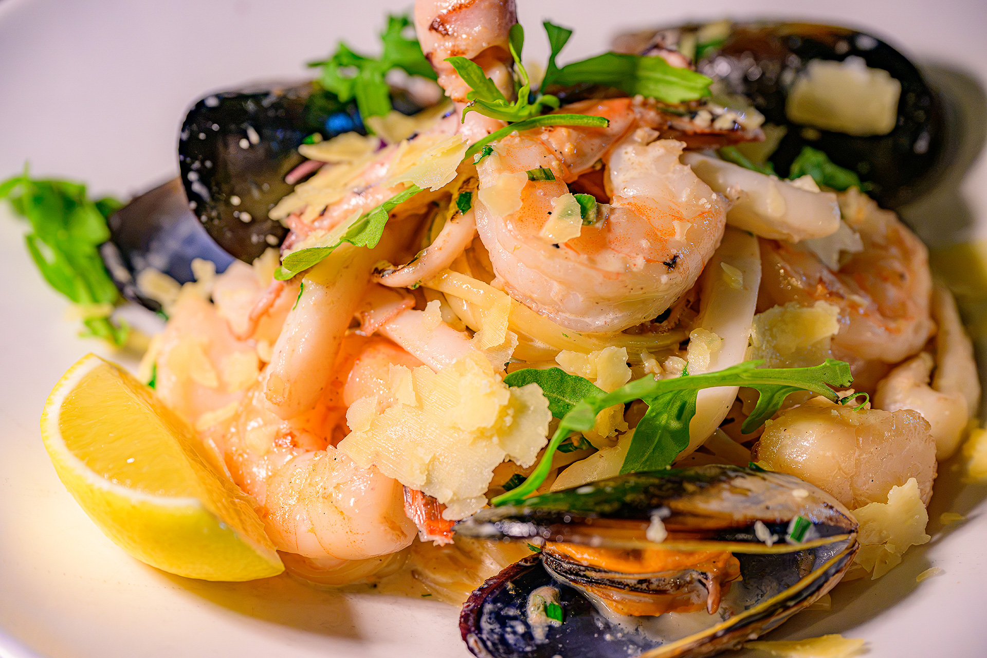 海老、ムール貝、ホタテ、カラマリ、タコなどの魚介類をつかった「Seafood Linguine」