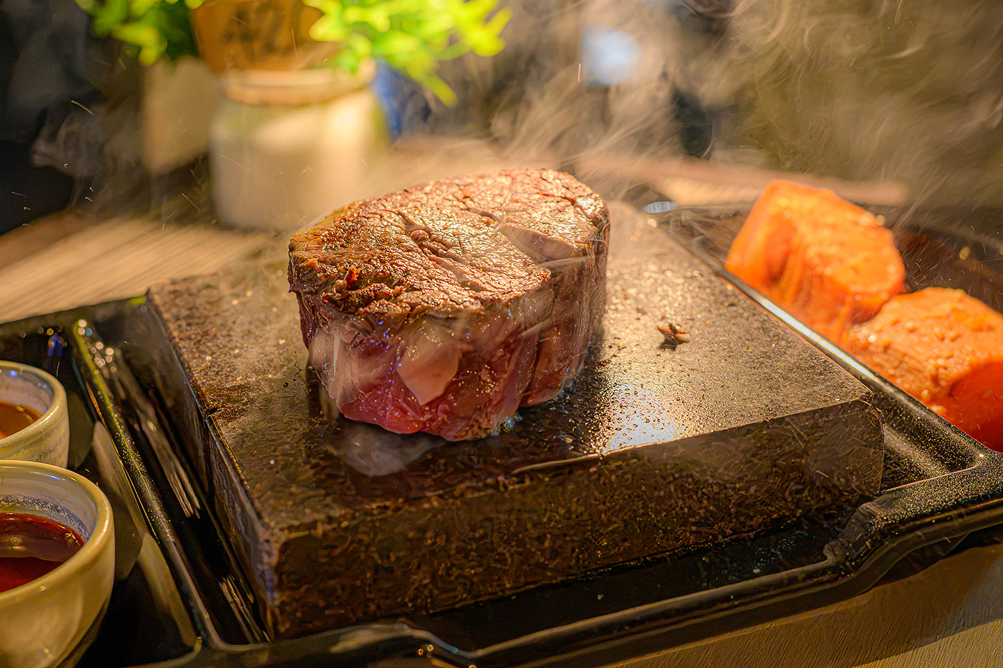 グレインフェッドのアイフィレを、熱々のホットロックで好みの焼き加減に仕上げる「Beef Rock」