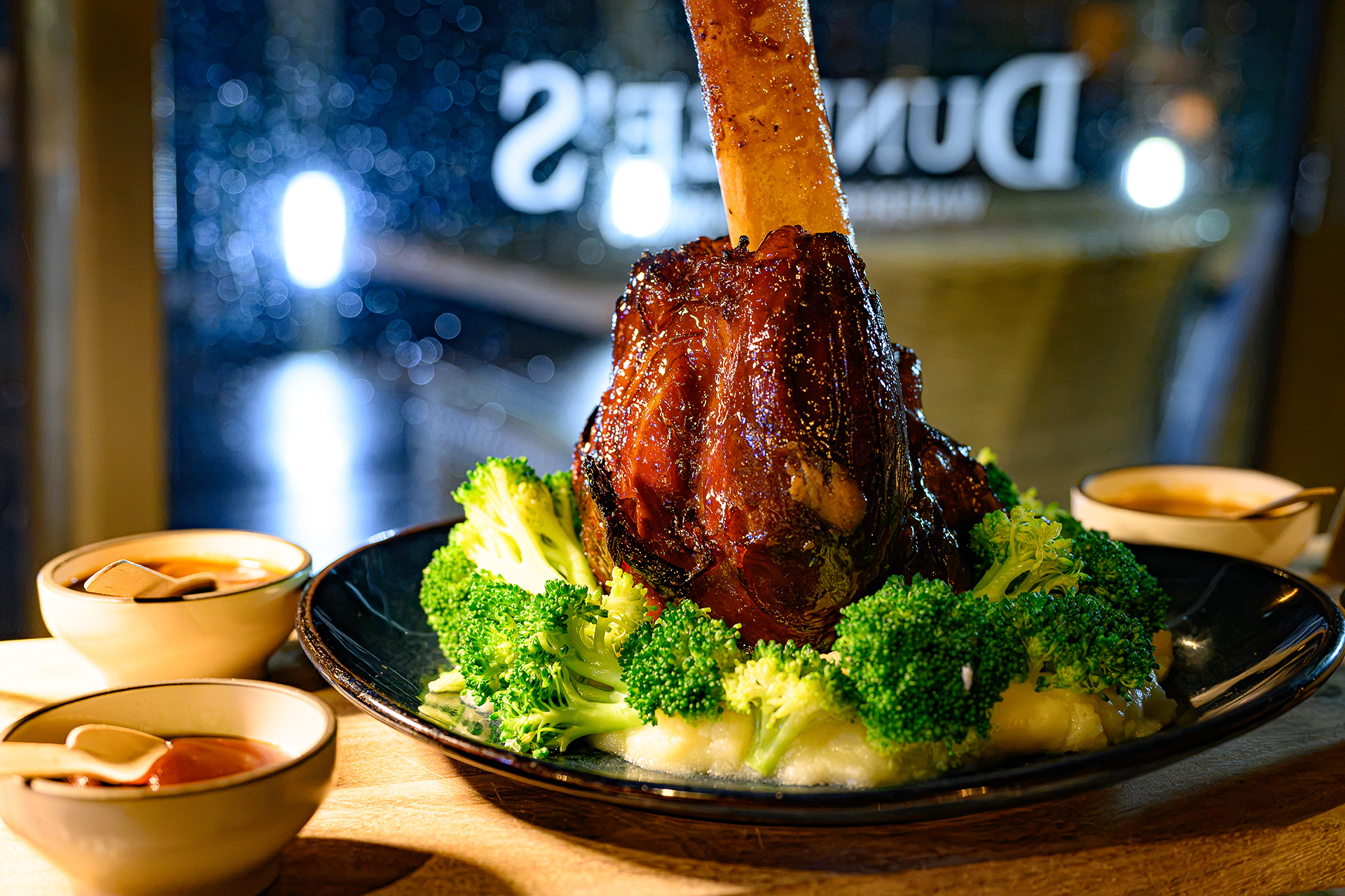 仔牛の骨付きすね肉をじっくり煮込み、マッシュポテトとブロッコリーを添えた「Veal Shank」