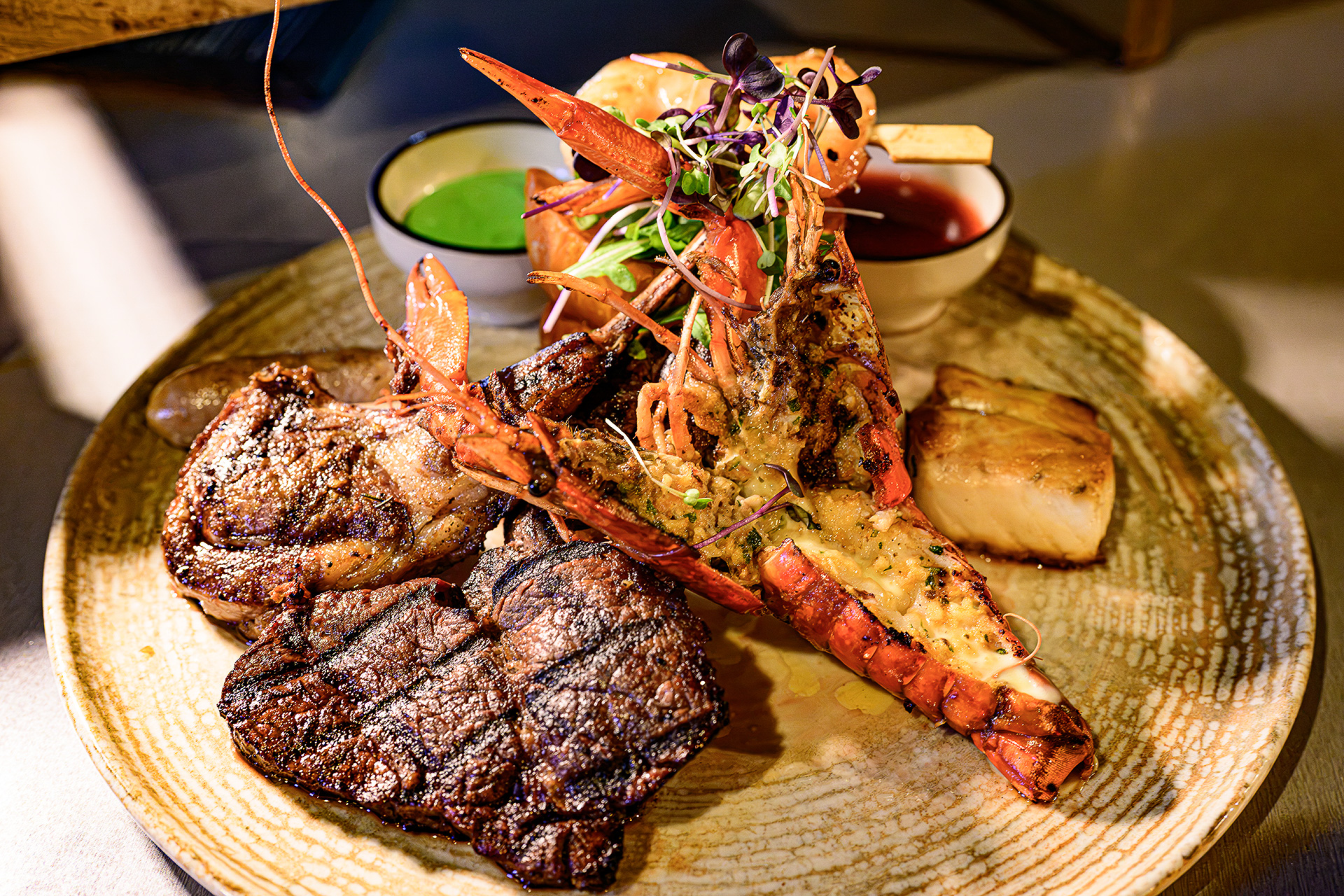 「Australian Sampler Plate」はアイフィレ、ワニ肉ソーセージ、カンガルー、バラマンディ、淡水ロブスター、ラム、海老などが一皿になったブッシュ・タッカー