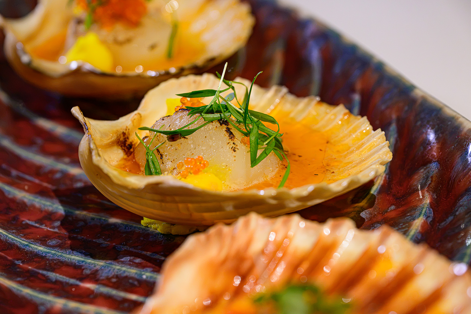 Seared Scallops with 'nduja。ホタテにンドゥイヤバター、サフランポテトクリーム、魚卵などを合わせた前菜