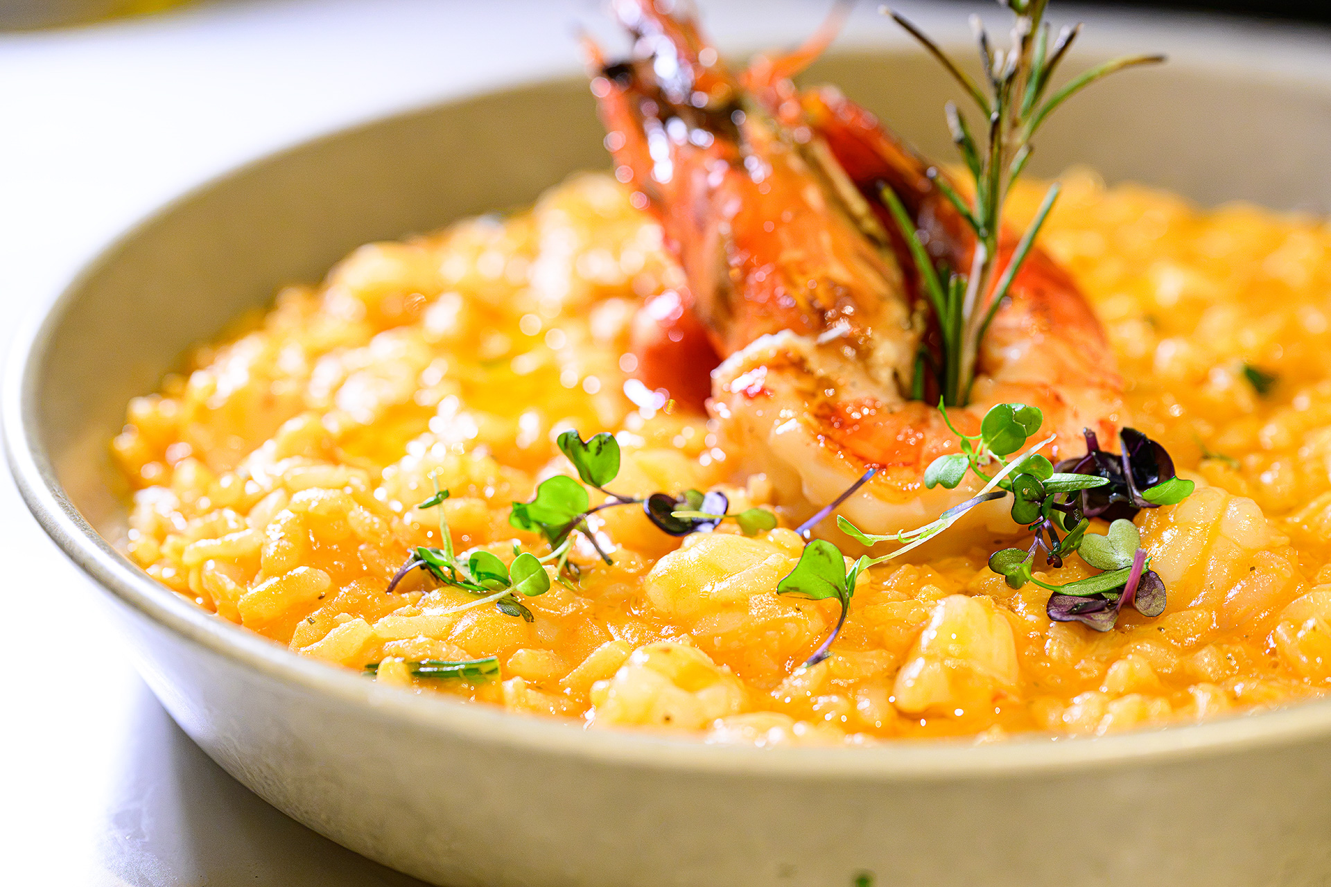 レモンとローズマリーをきかせたリゾットに海老を合わせた一皿、「Herby Prawn Risotto」