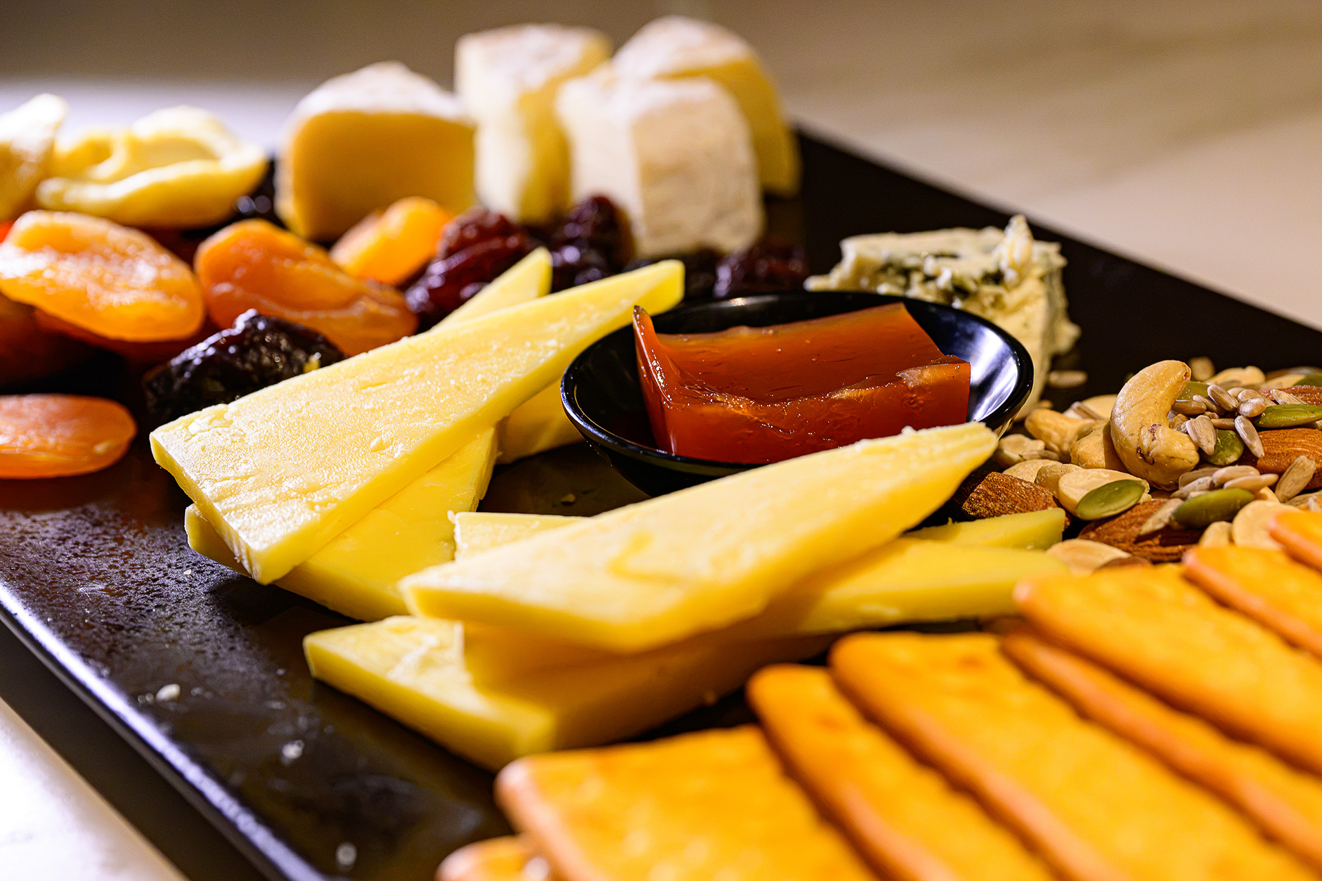 ローカルチーズにフルーツペースト、ラヴォッシュ、ナッツを添えた食後の一皿「Cheese Plate」