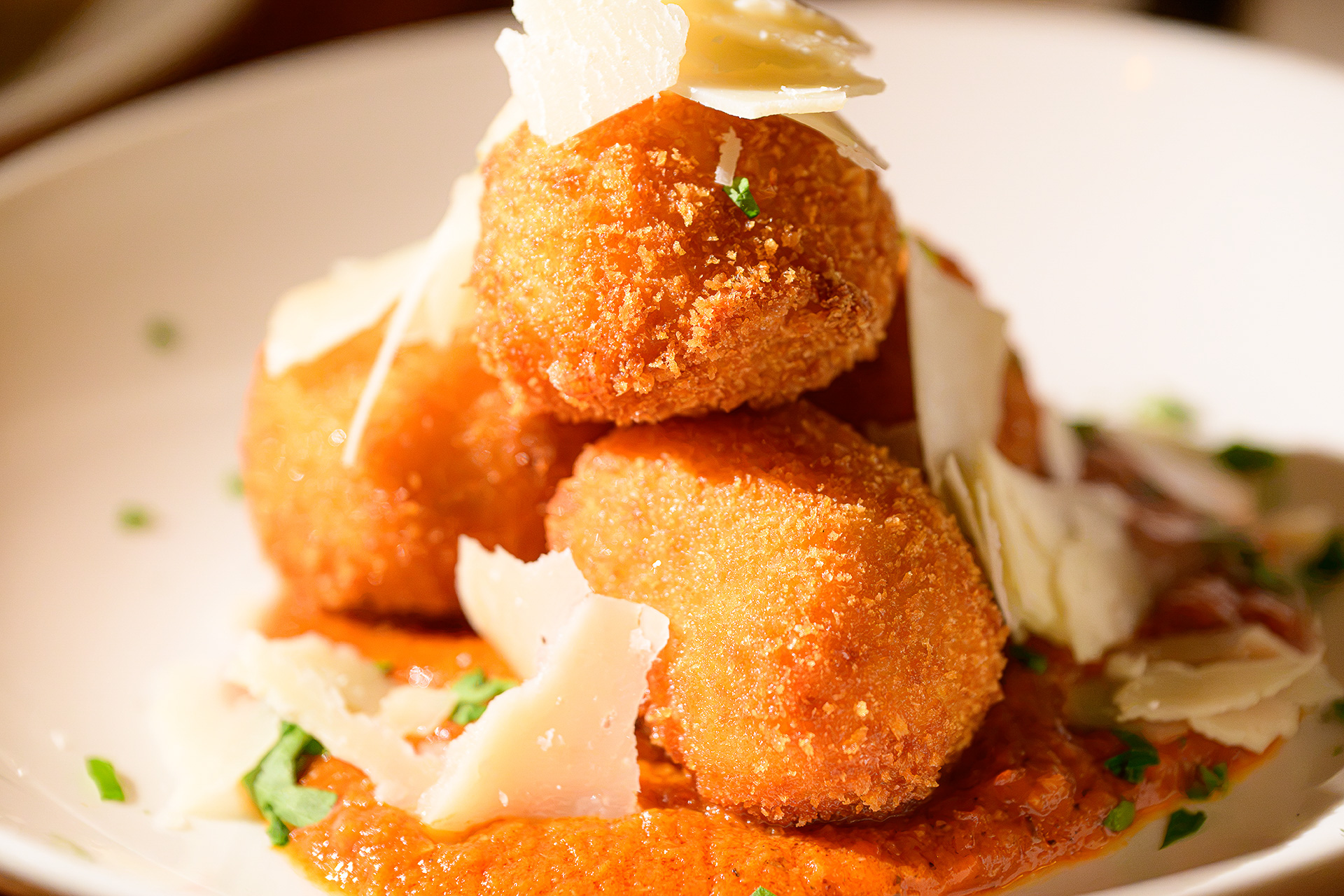 海老とモッツァレラを入れたアランチーニに、スパイシーパプリカソースとパルメザンを合わせた前菜「Arancini with prawns and mozzarella」