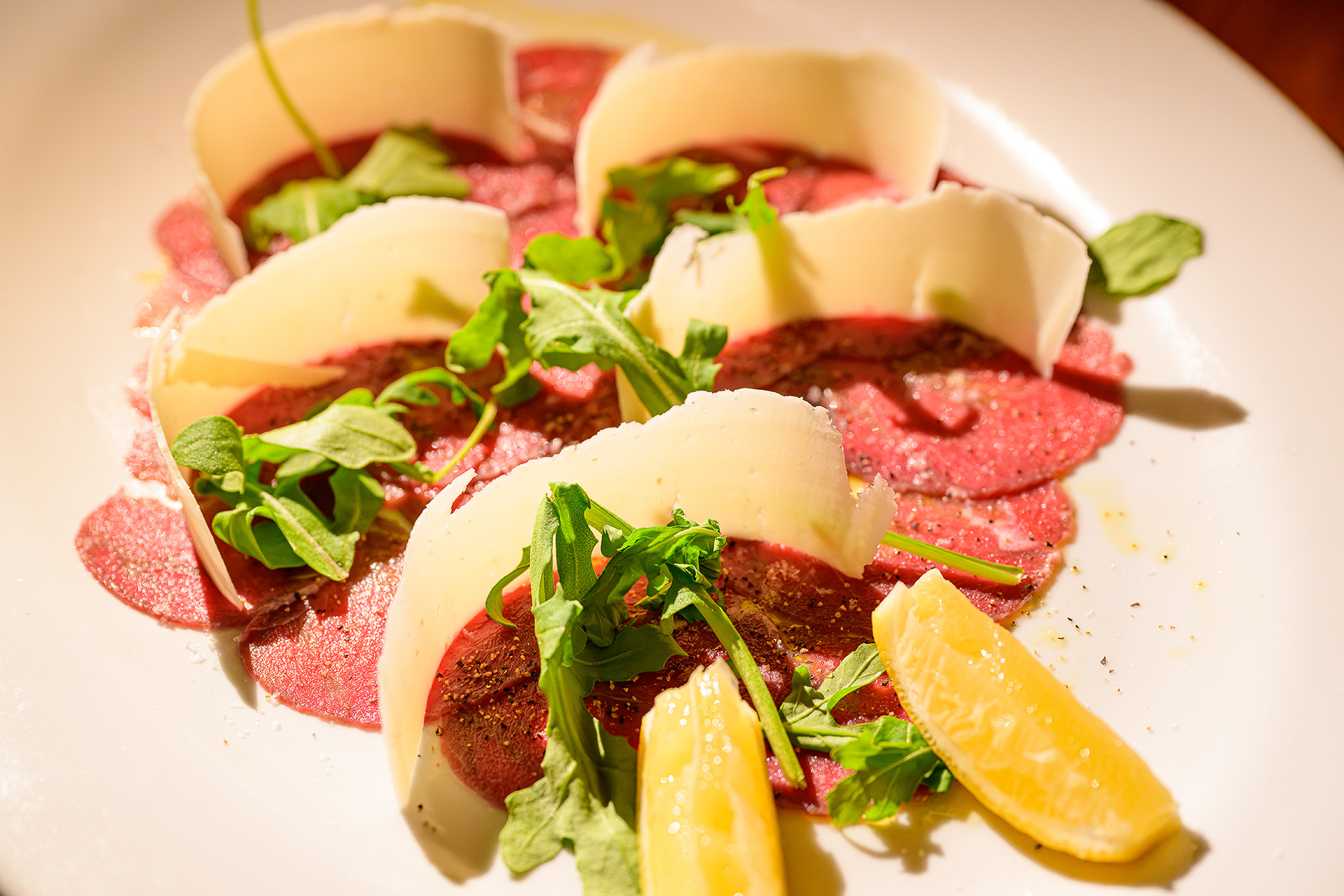 「Carpaccio di Manzo」は薄切りの生牛肉にオリーブオイル、レモン、ルッコラ、パルメザンを合わせた前菜