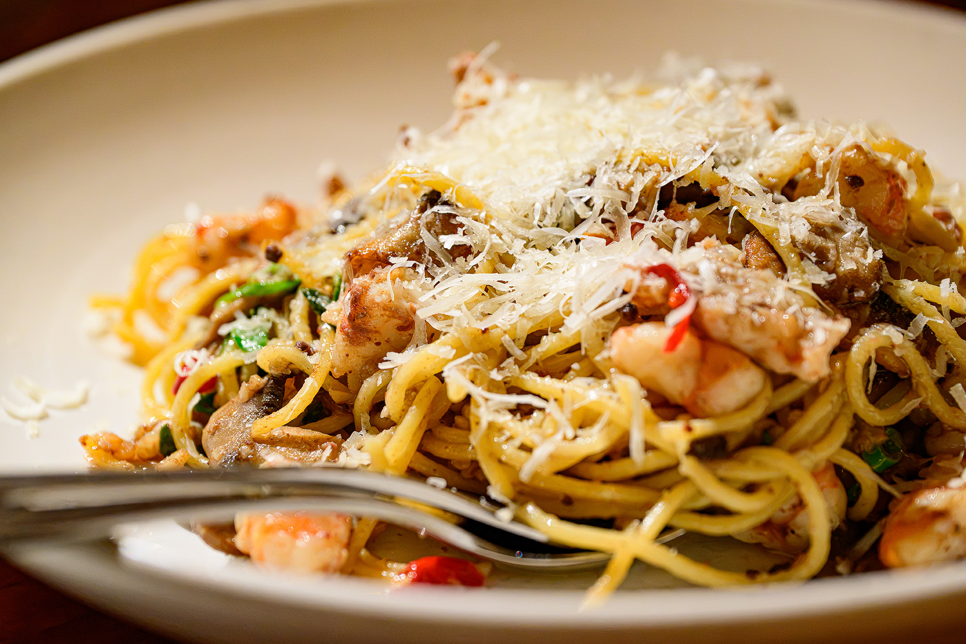 自家製パスタの“漁師風”のスパゲティ「Spaghetti alla Pescatora」。海老や魚をガーリック、チリ、オリーブオイルで合わせる
