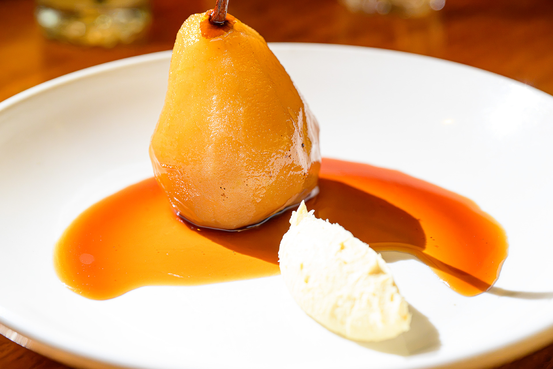 モスカートで煮た洋梨に、ハニーマスカルポーネを添えたデザート「Moscato Poached Pears」