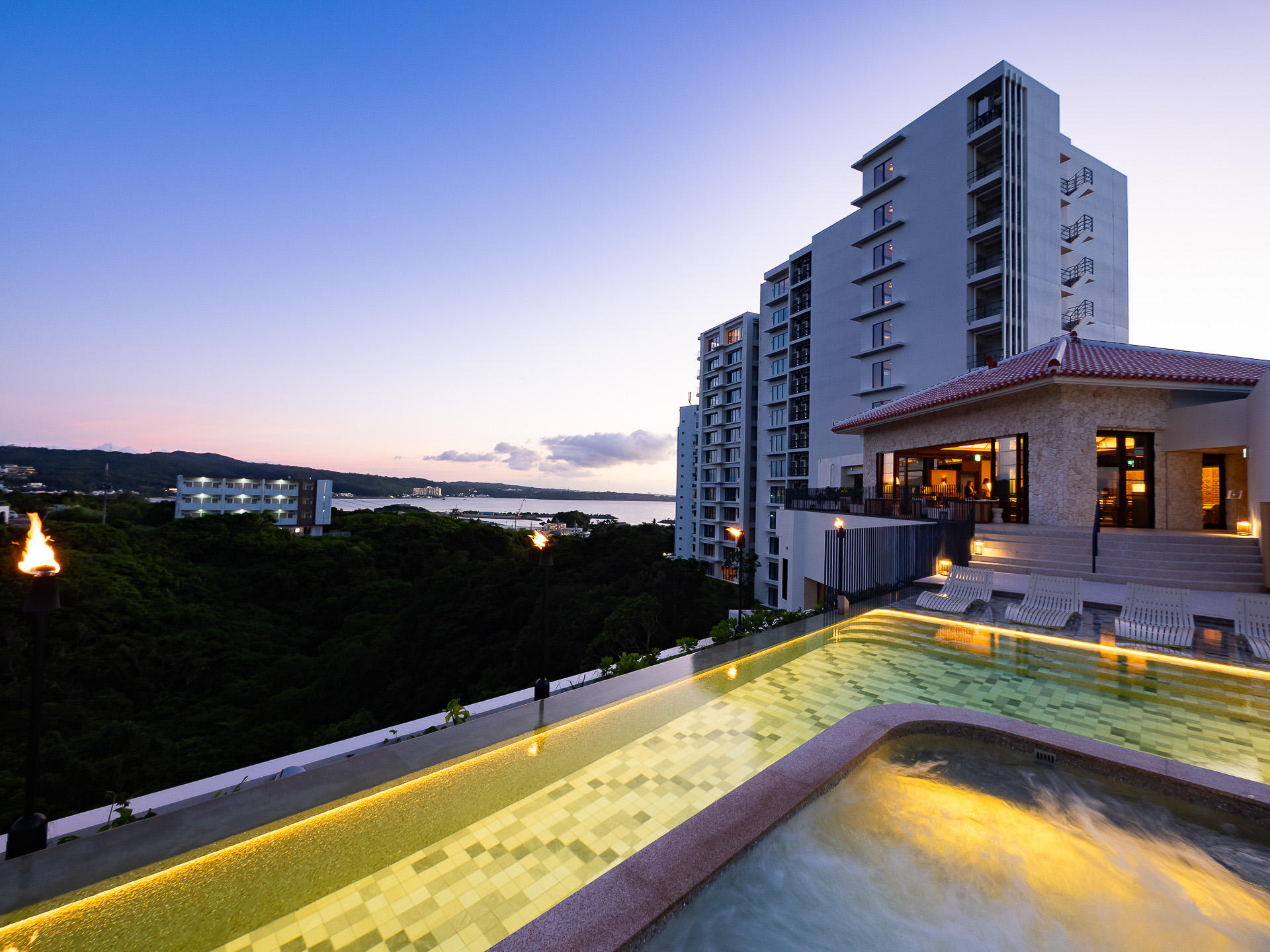 沖縄恩納村の高台に開業する「BLISSTIA SUITES＆RESORT（ブリスティア・スイート＆リゾート）沖縄恩納村」。6階にあるインフィニティ・プールからの眺望