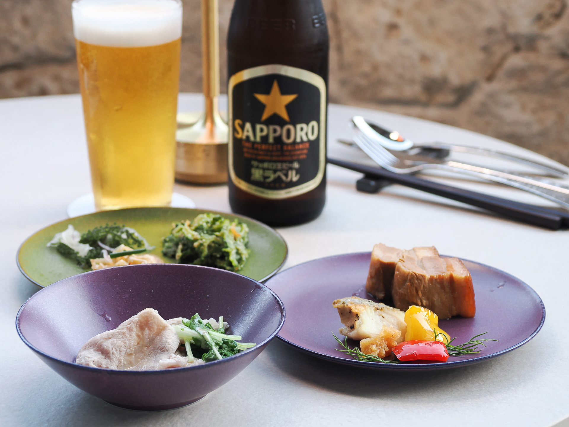 ラフテーや豚しゃぶなど、ビールに合いそうなメニューをいただいてみた。ビールがサッポロなのは、グランビスタ ホテル＆リゾートが北海道発祥というのが理由とのこと