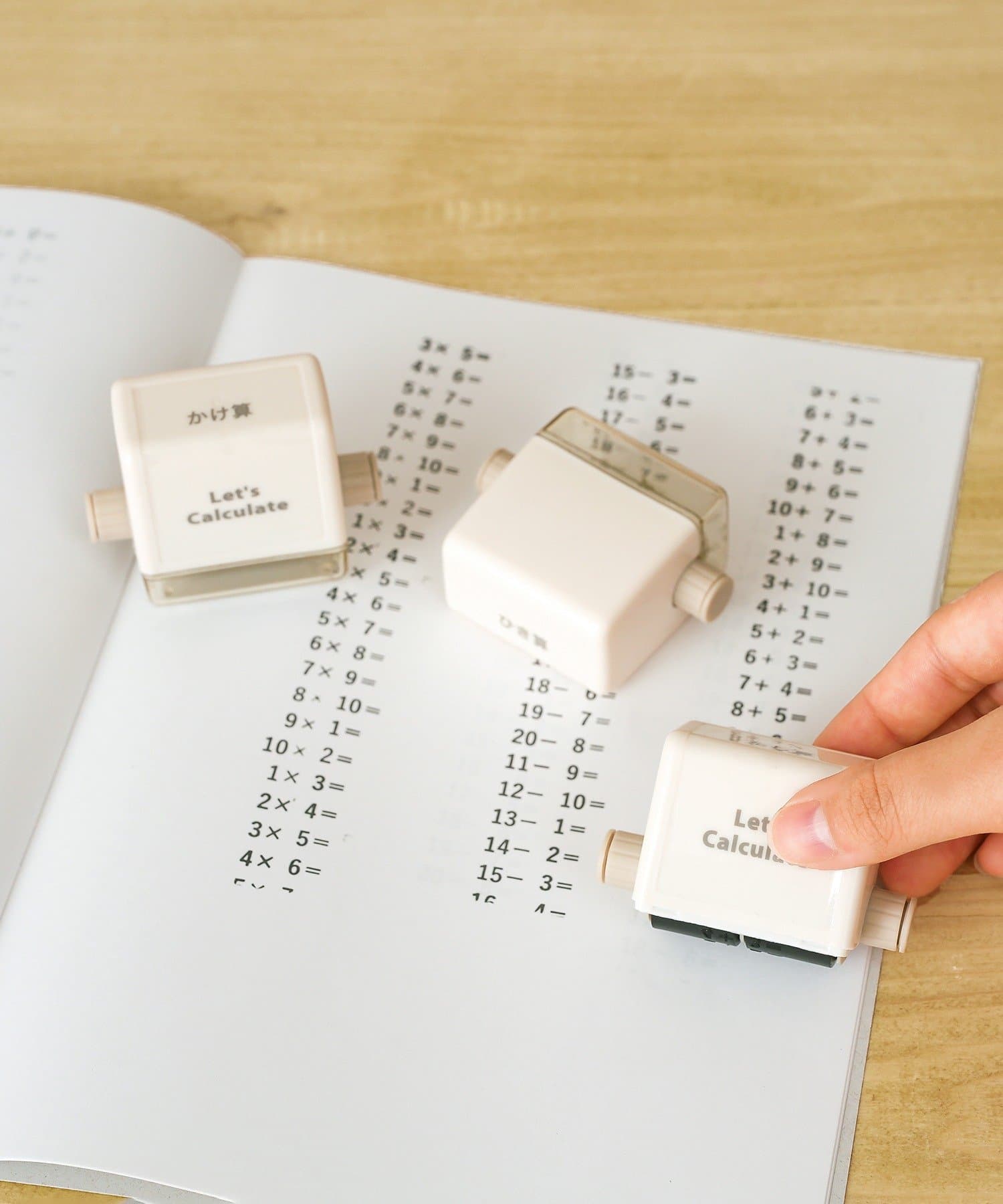 足し算・引き算・掛け算の問題を一度にたくさん作れる「ローラースタンプ」（各330円）