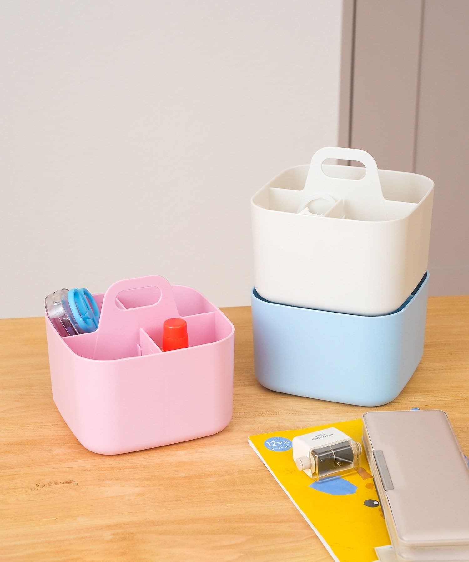 仕切りを変えられる「ストレージBOX」（各550円）。2段までスタッキング可能で、机の上を省スペースに整頓できる