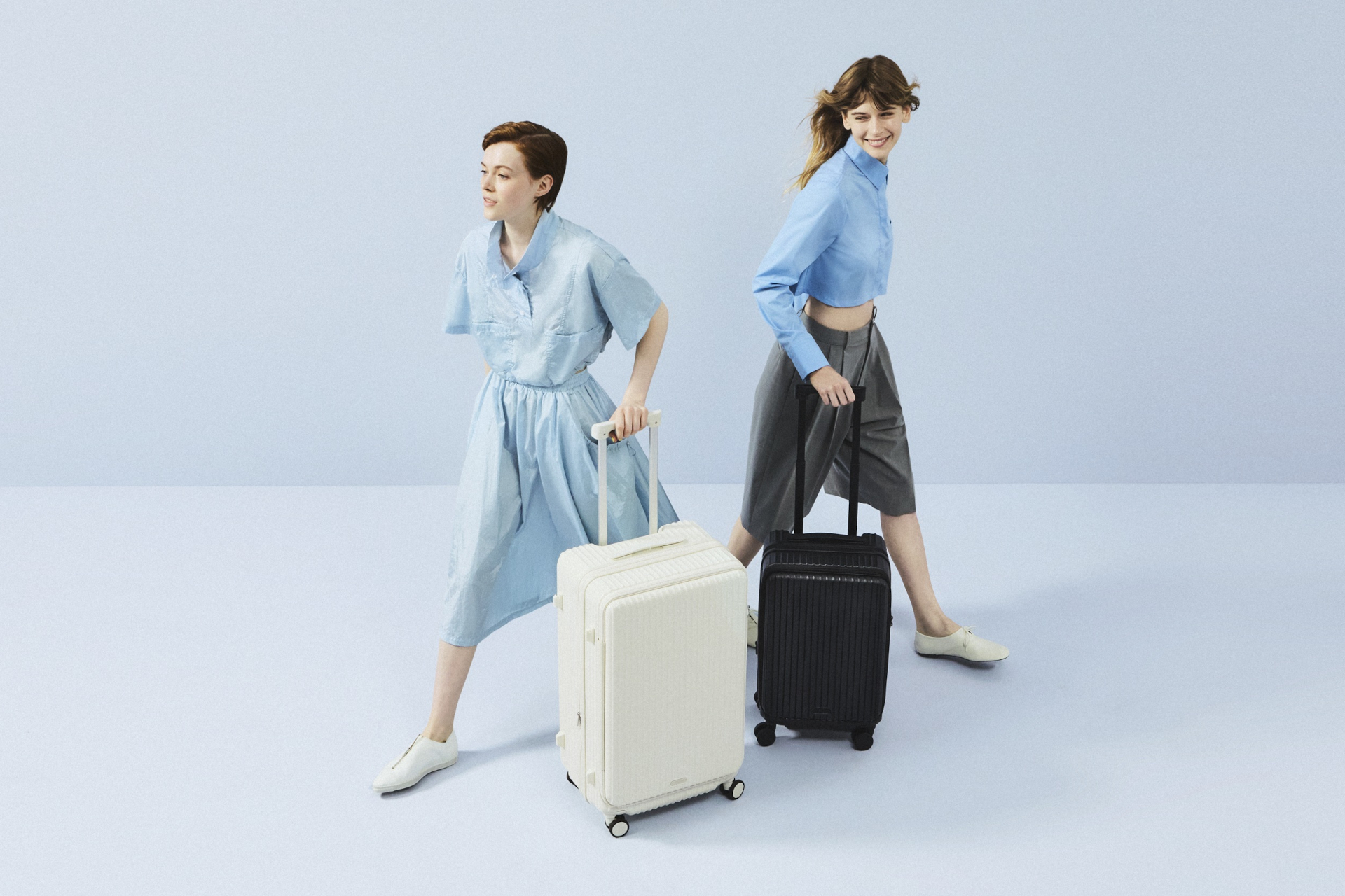 サイズ感の目安。左からURBAN LIGHT CHECK-IN（ソフトアイボリー）、URBAN LIGHT CARRY-ON（モダンブラック）