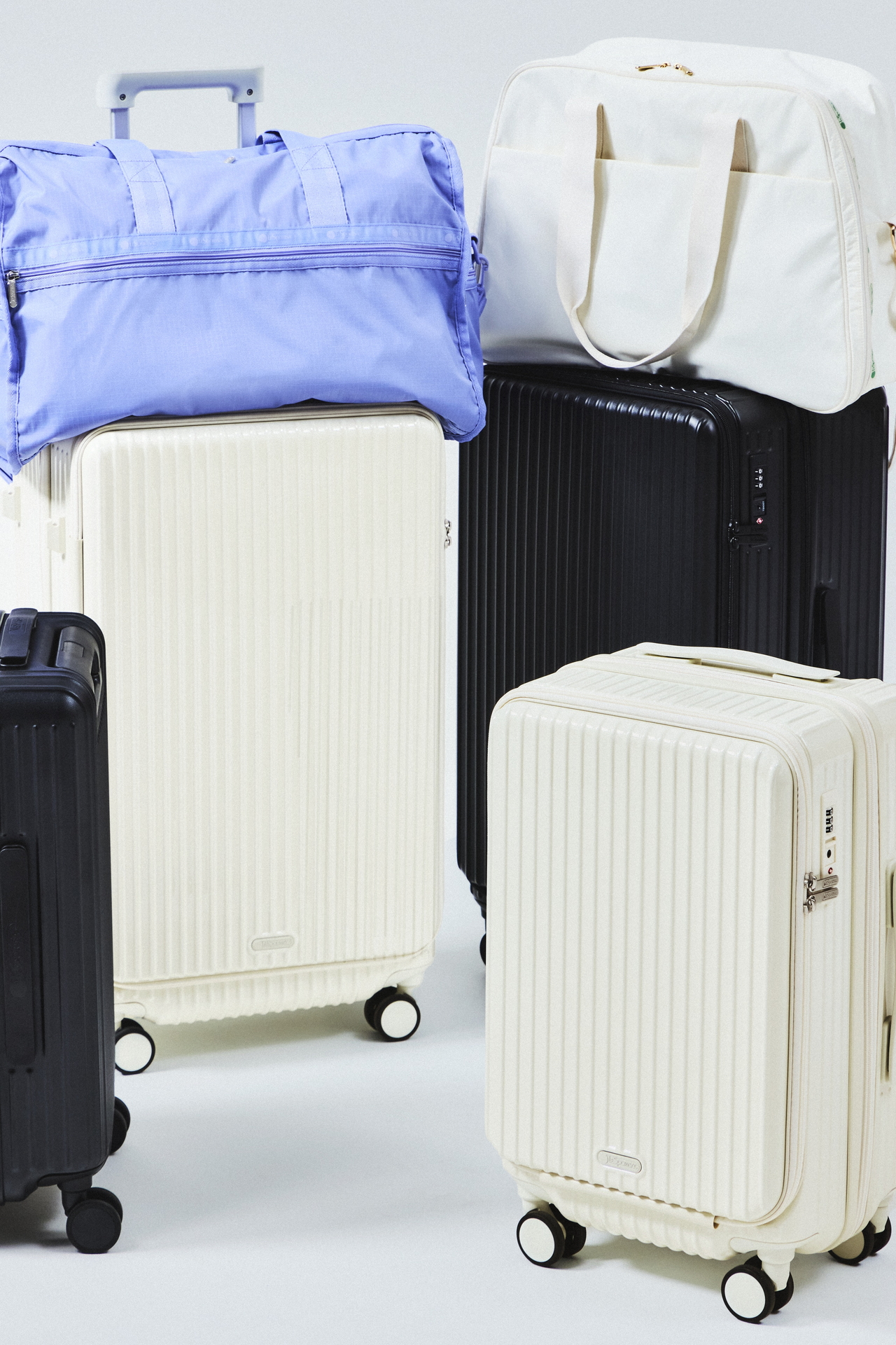キャリーオン対応のボストンバッグ・バックパックと組み合わせた様子。左から、DELUXE LG WEEKENDER（2万3100円）、On Journey Boston（3万7400円）