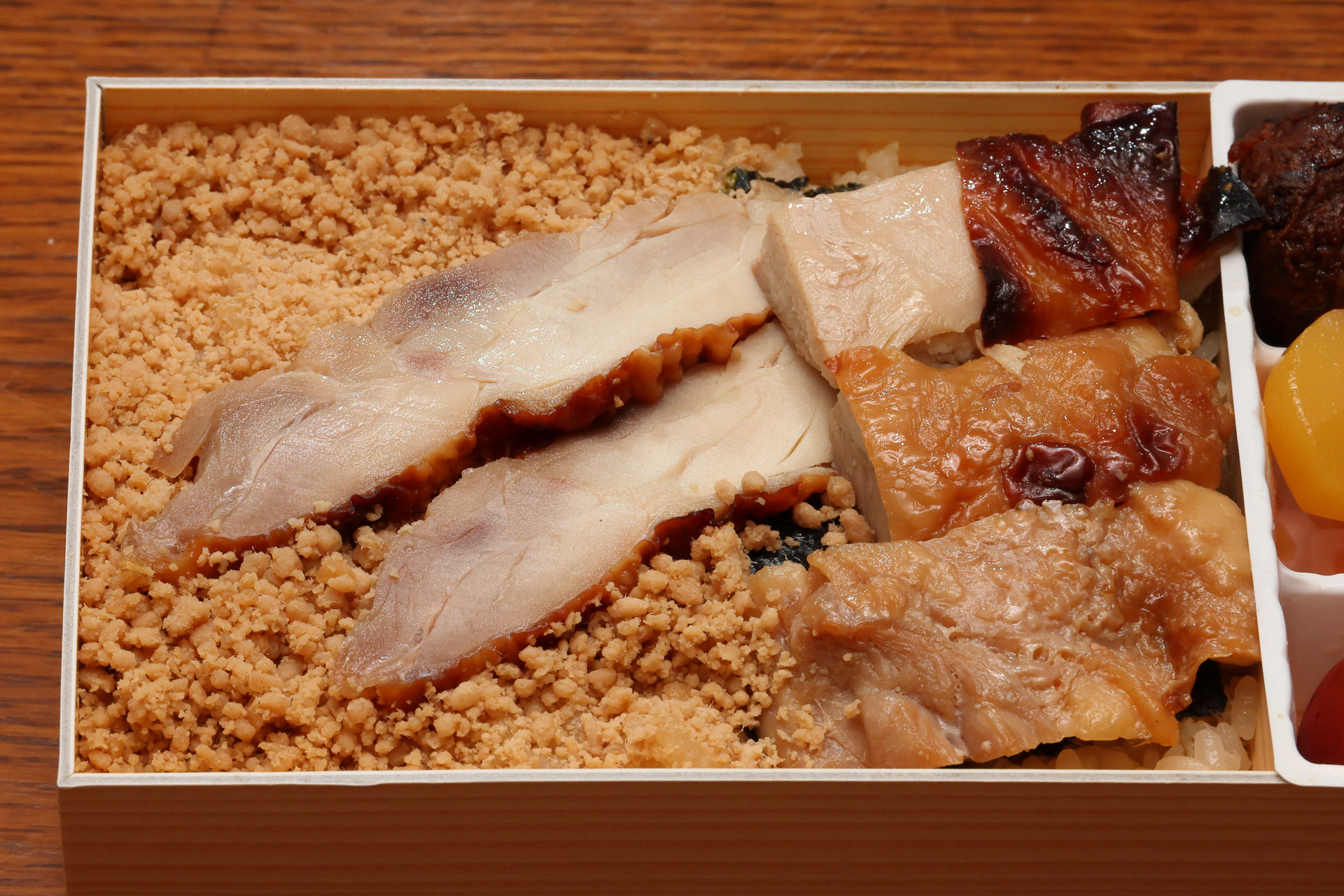 鶏そぼろ・コールドチキン・鶏の照り焼き、と鶏づくし