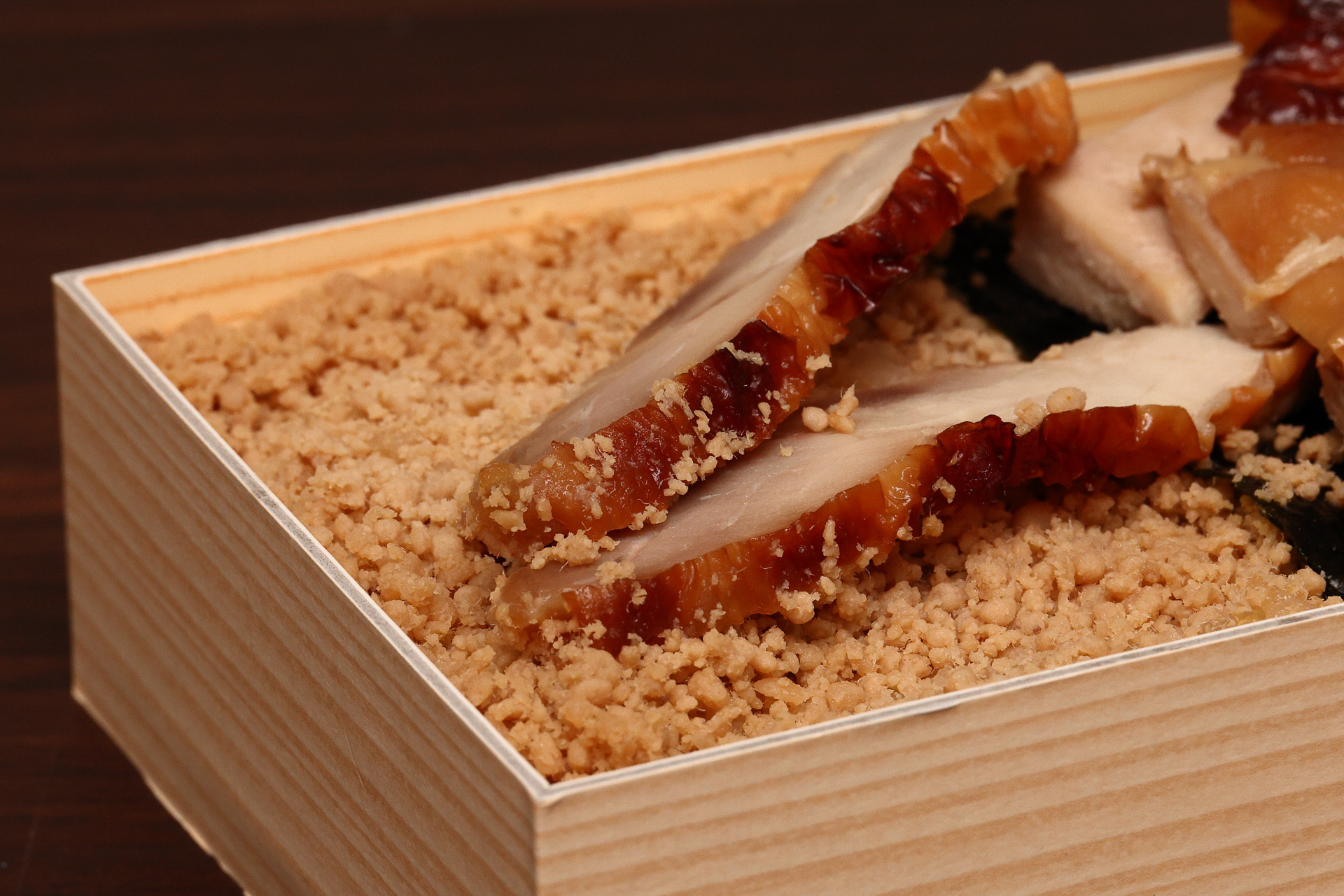 コールドチキンは肉厚で食べ応え十分