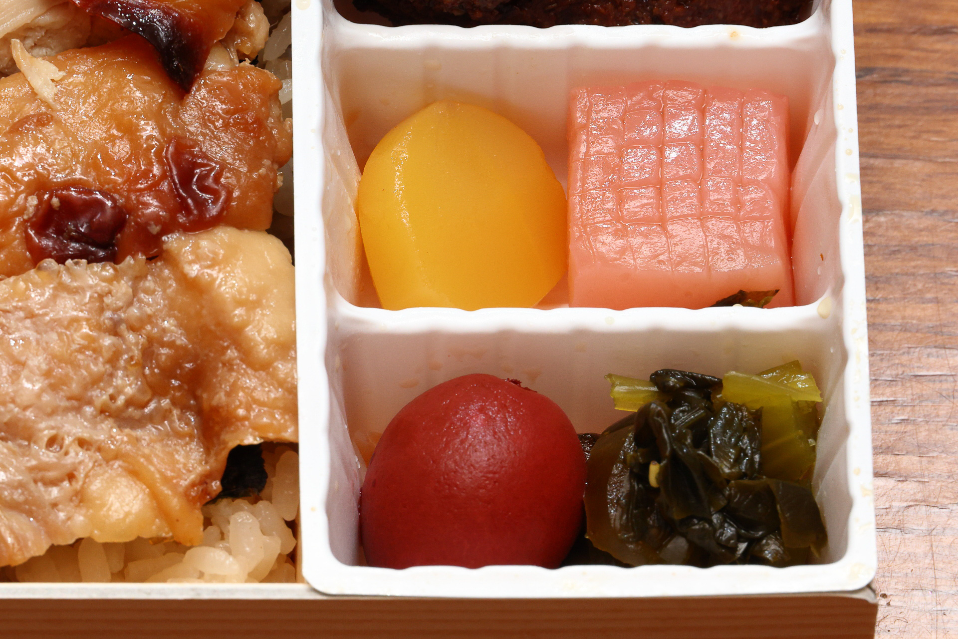 色鮮やかな、栗の甘露煮・赤こんにゃく・カリカリ梅・わさび風味野沢菜漬け