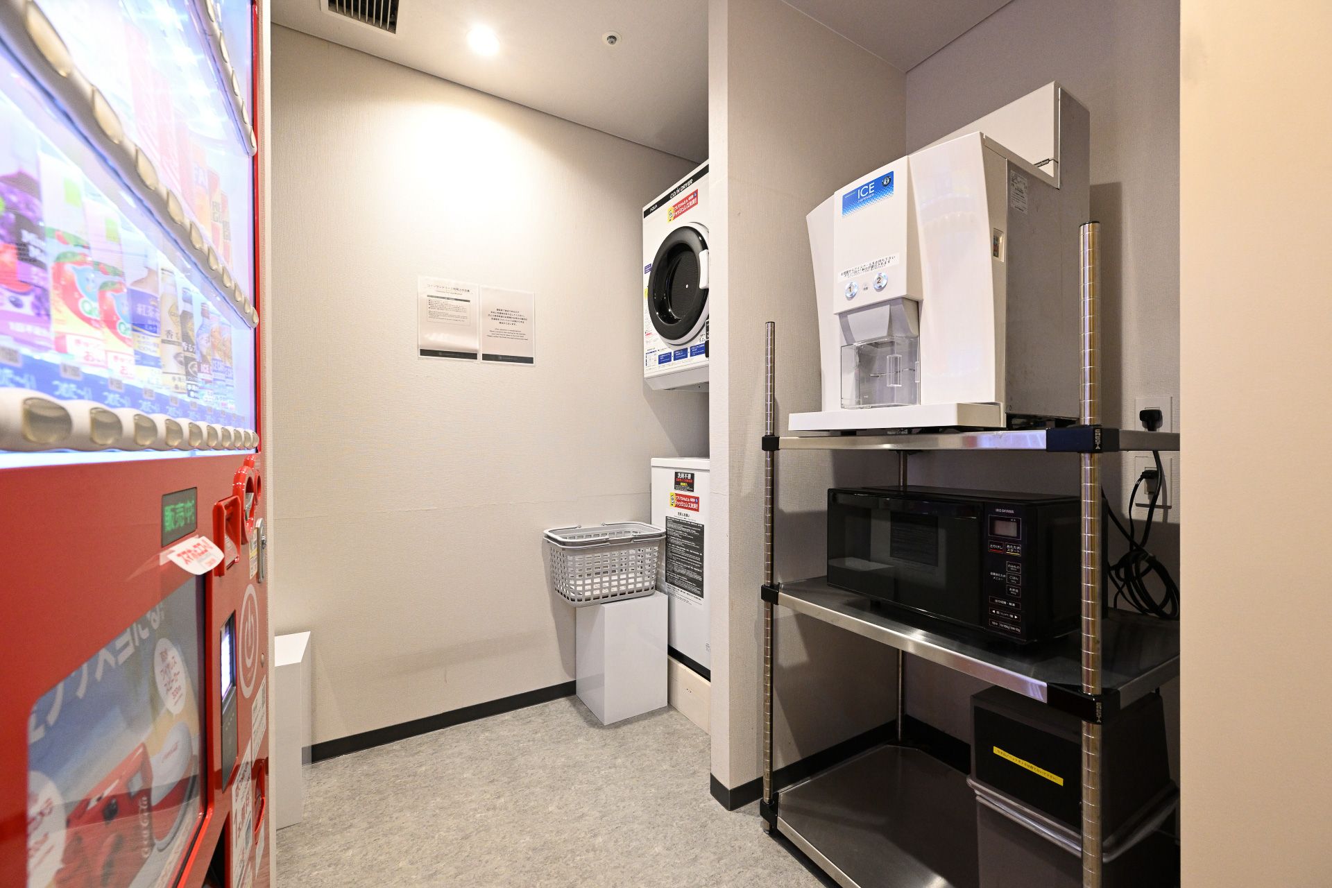 製氷機とランドリー、自販機を備える