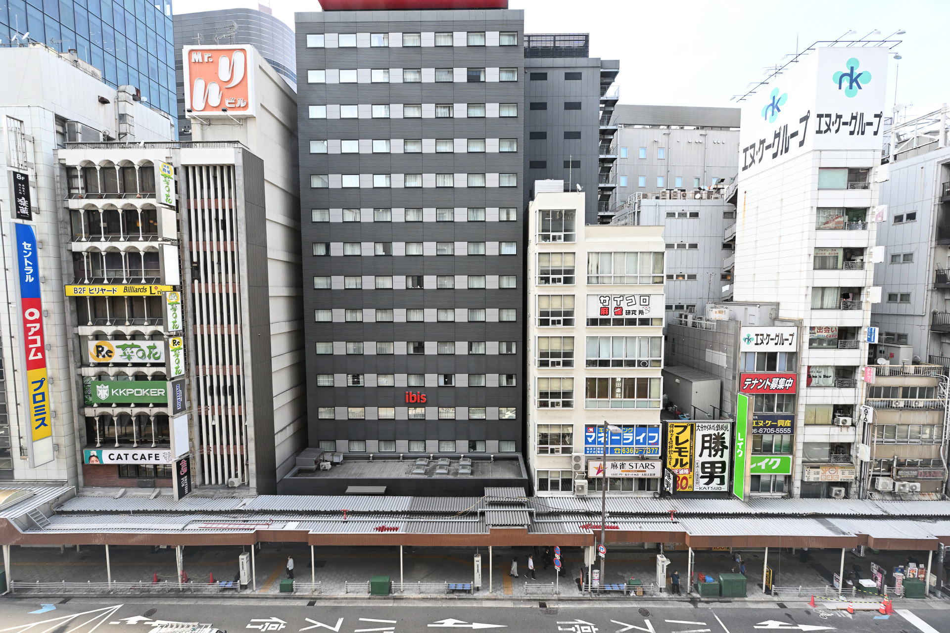 プレミアツインルームからみた眺望。眼下は扇町通。写真左側が大阪駅方面。右側が御堂筋方面