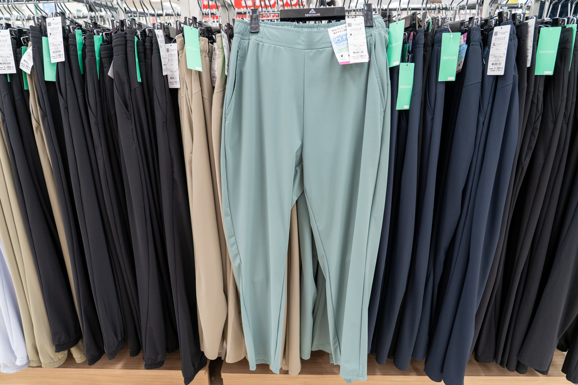 レディスアイスストレッチパンツは600円引きで2178円に