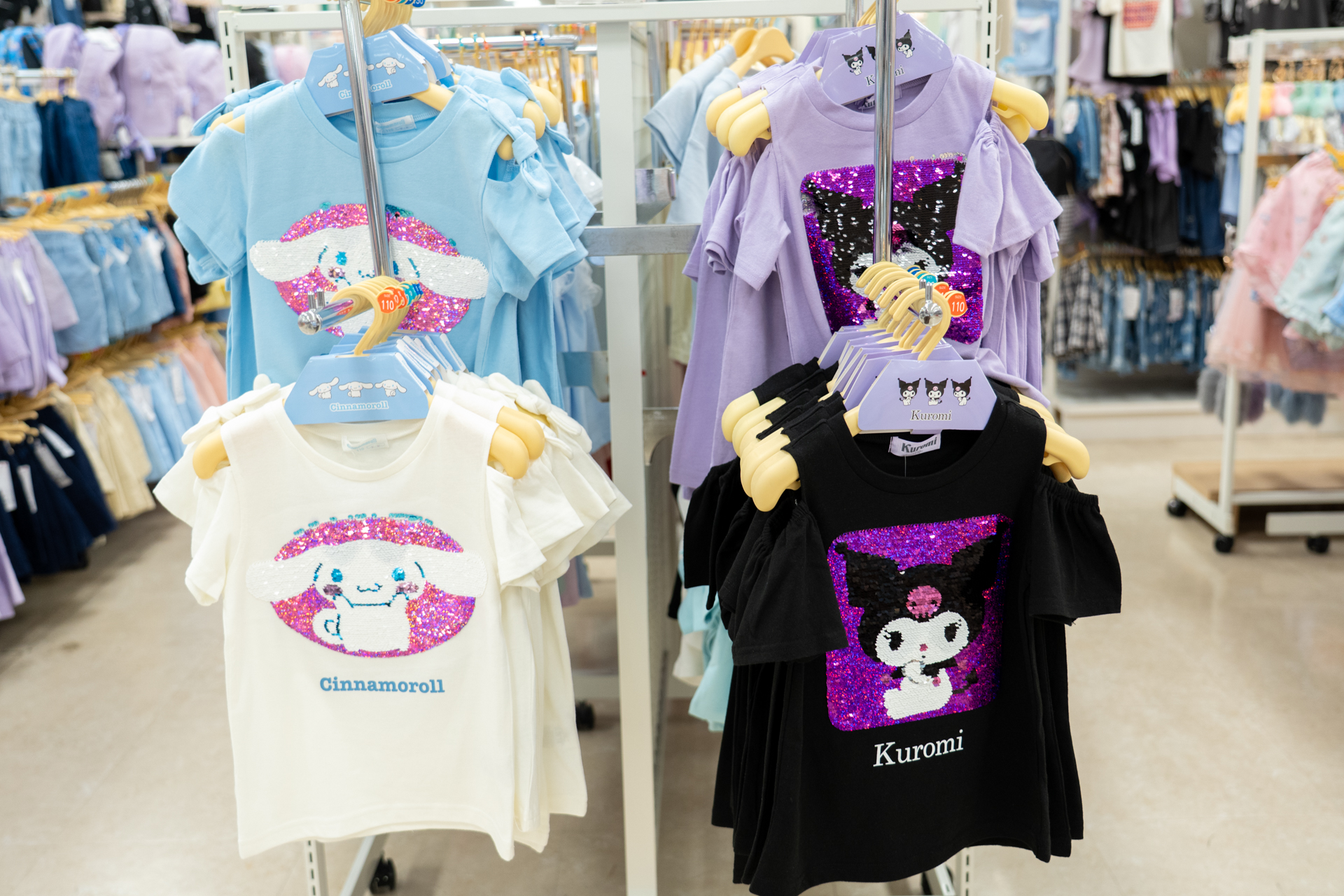 サンリオキャラクターズ半袖Tシャツは1738円。ラメ部分を手でなでると色が変わる！キャップも展開