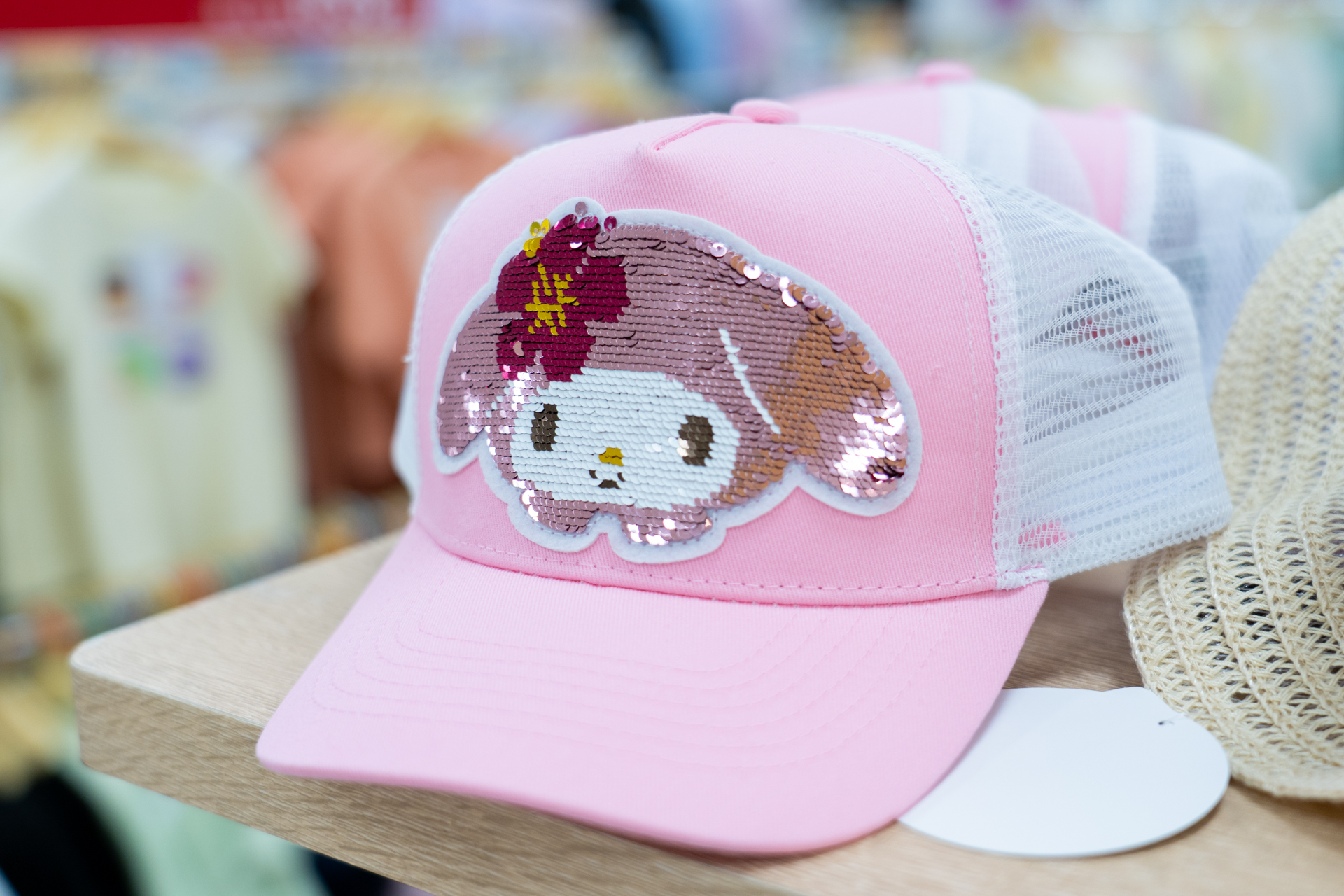サンリオキャラクターズ半袖Tシャツは1738円。ラメ部分を手でなでると色が変わる！キャップも展開