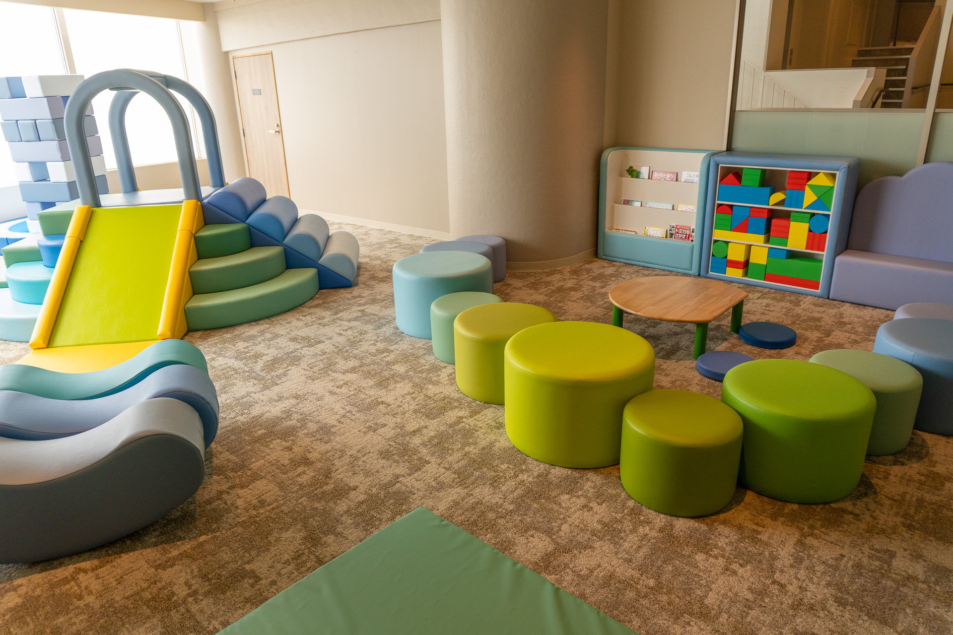 天候を気にせず子供が遊べるキッズパーク。海をモチーフにしたデザインで、遊具や絵本を用意