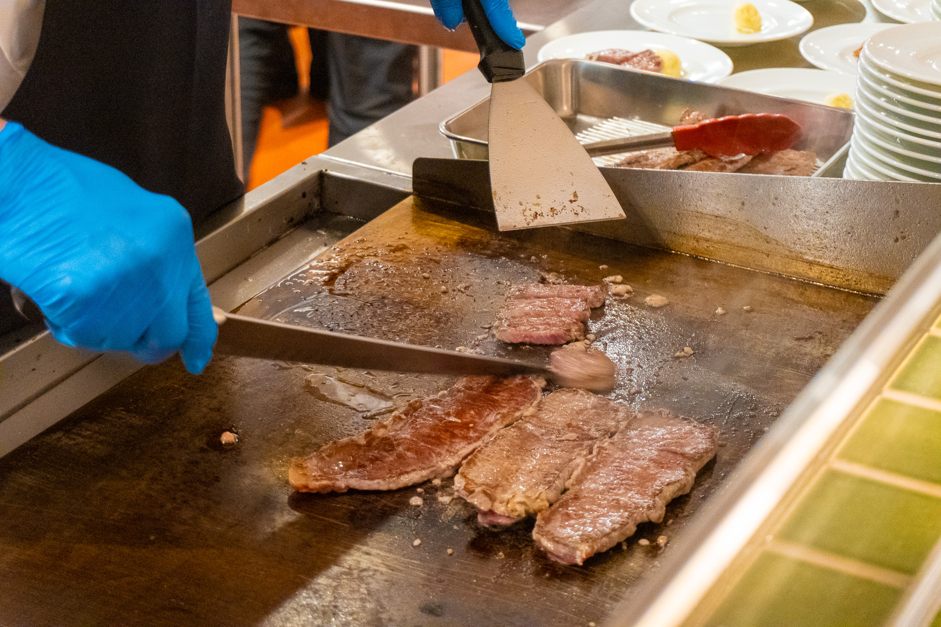ライブキッチンで焼きたての牛ステーキを提供