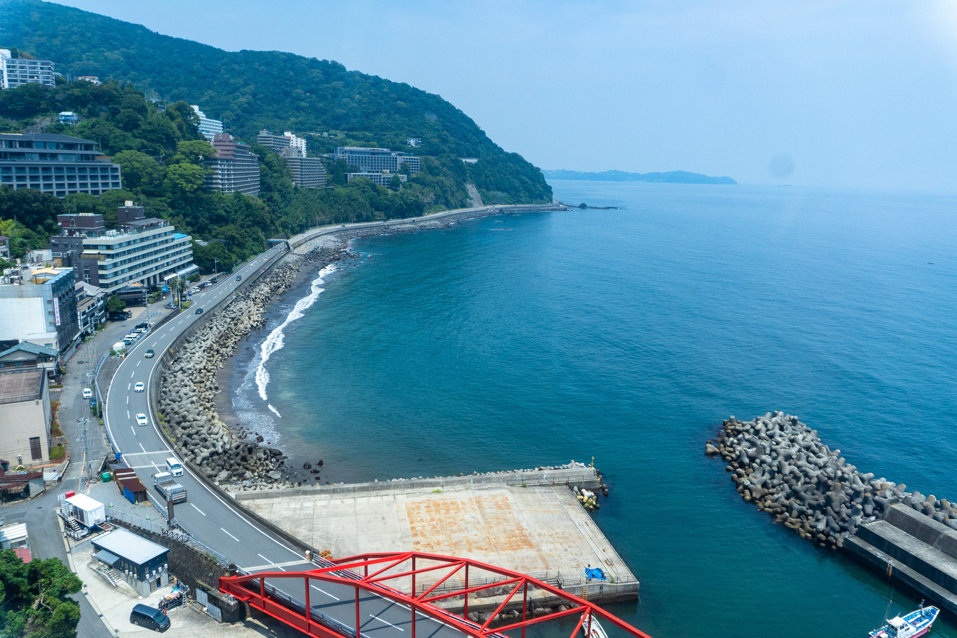 ロビー・ラウンジ（6階）の真下に伊豆山港。すぐ脇に見える道路は「熱海ビーチライン」