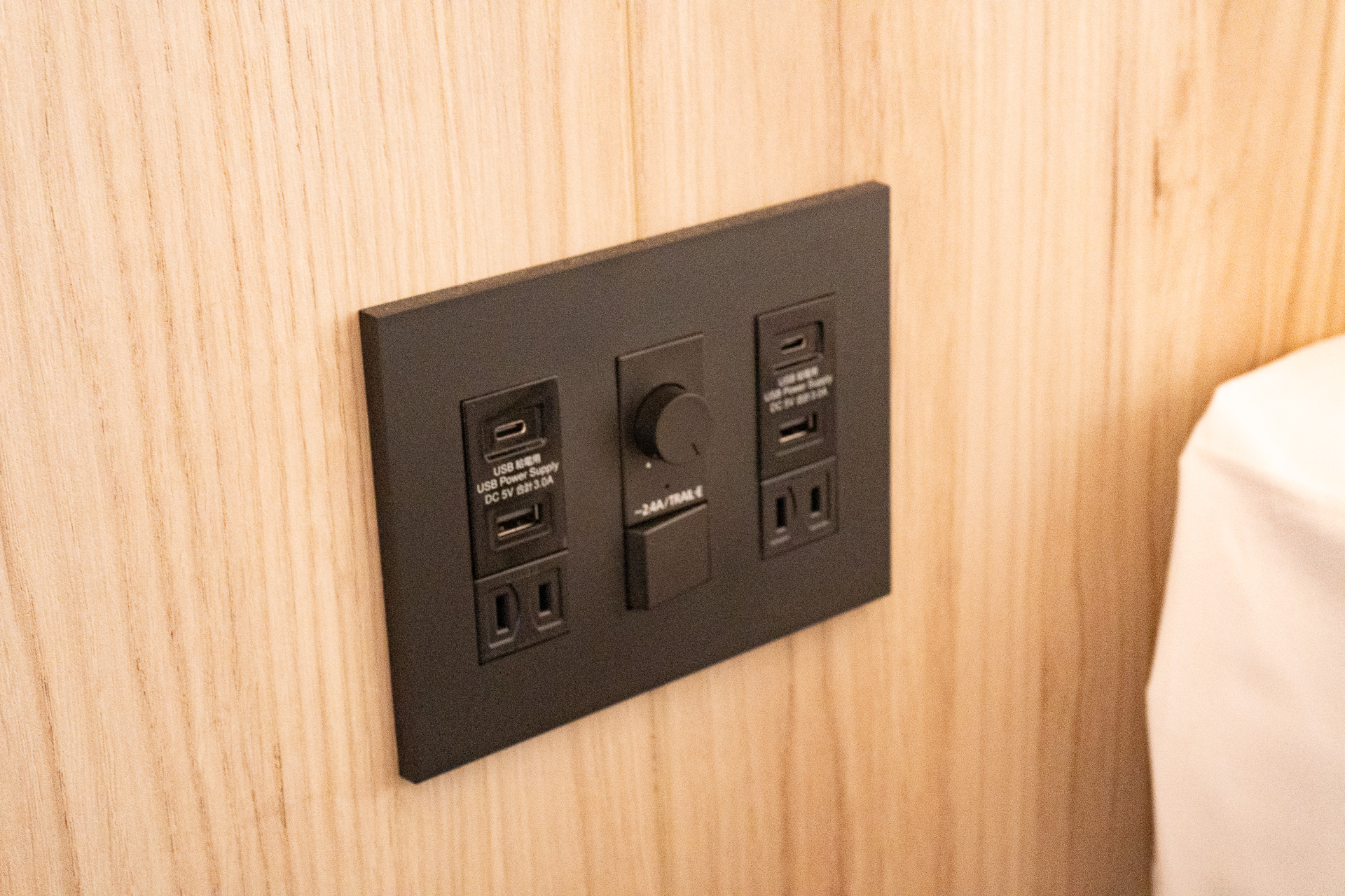 ベッドサイドに電源コンセント＆USBポートを完備