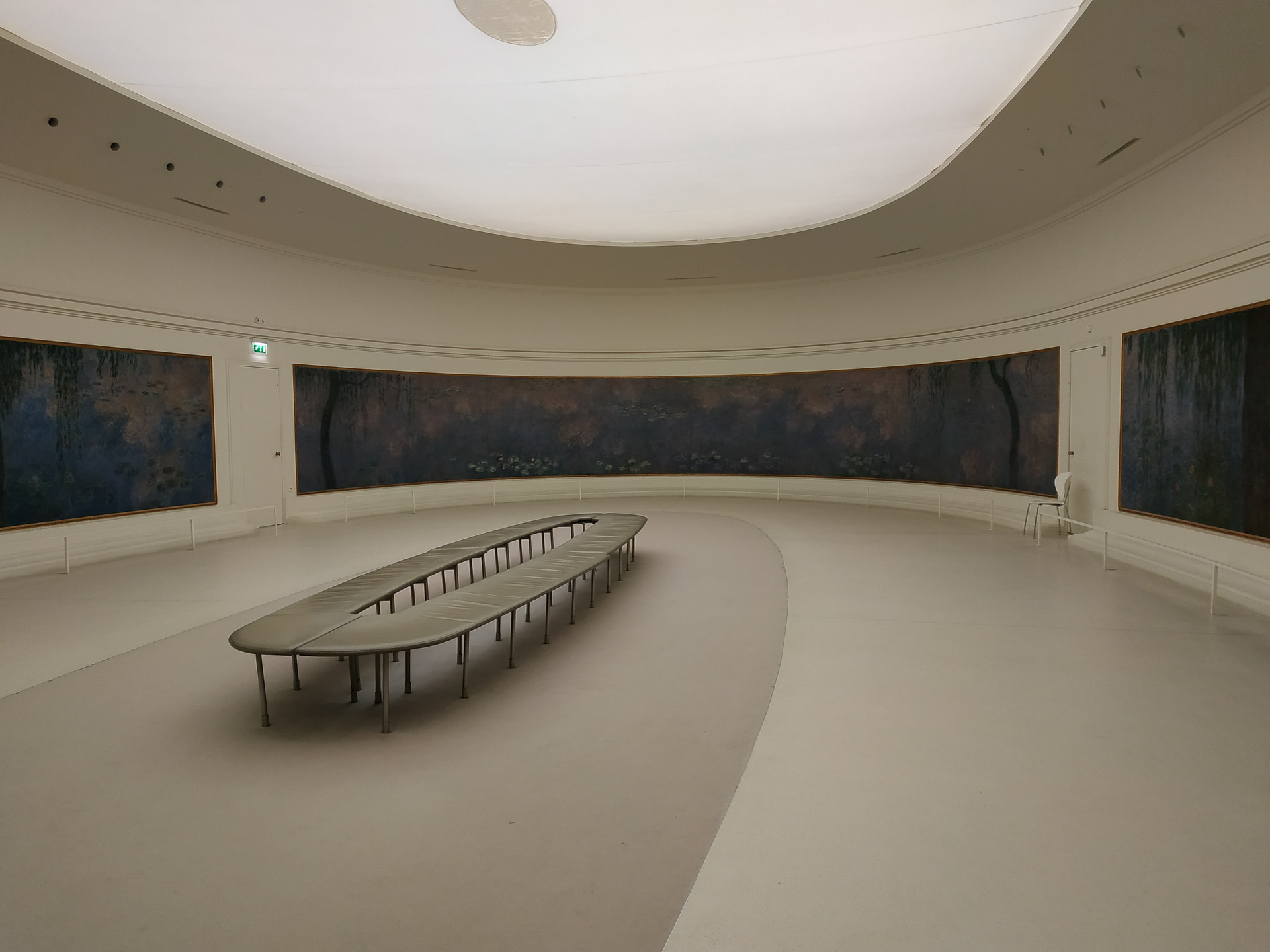 印象派の作品で私の心に一番残っているのは、パリのオランジュリー美術館にあるモネの巨大な「睡蓮」。楕円形の静かな展示室に一人になったことがあり、圧倒されました