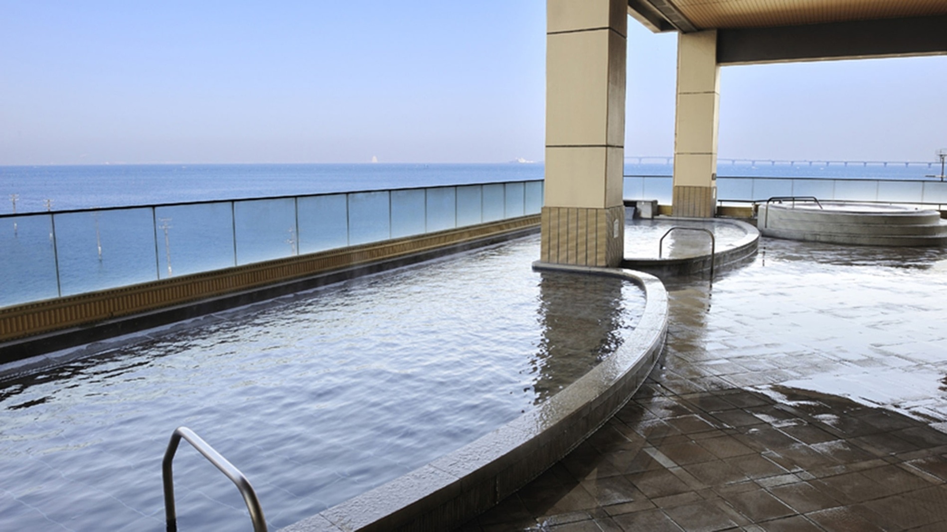 富士の湯 展望大浴場 外湯「うみほたるの湯」。東京湾を一望できる